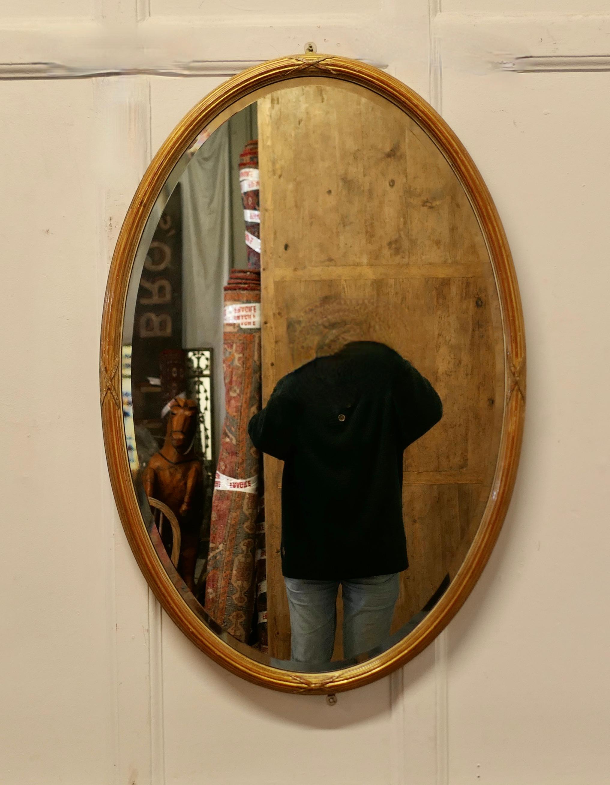 Romantique Grand miroir ovale italien doré en vente