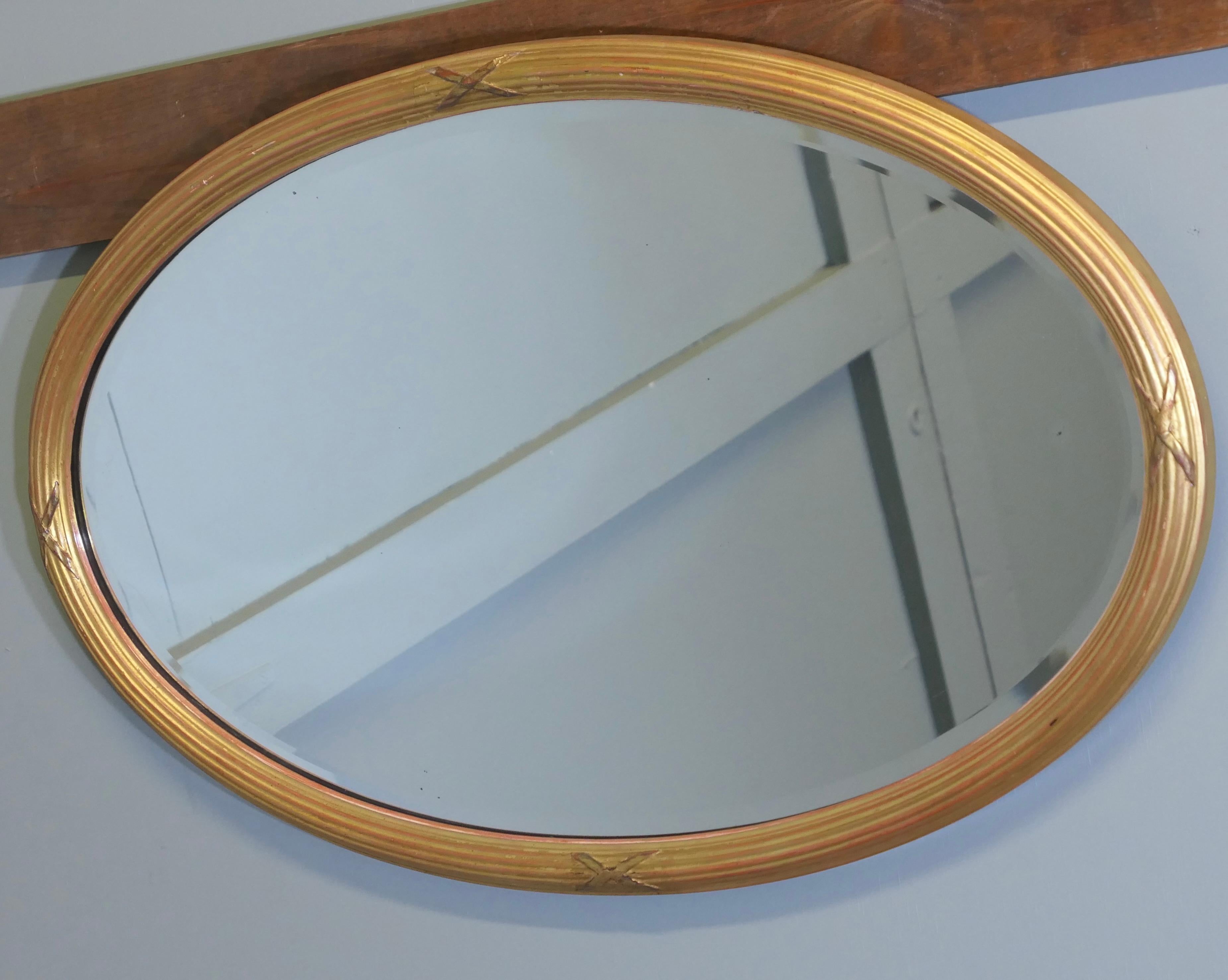 Specchio Grande specchio ovale italiano dorato in vendita