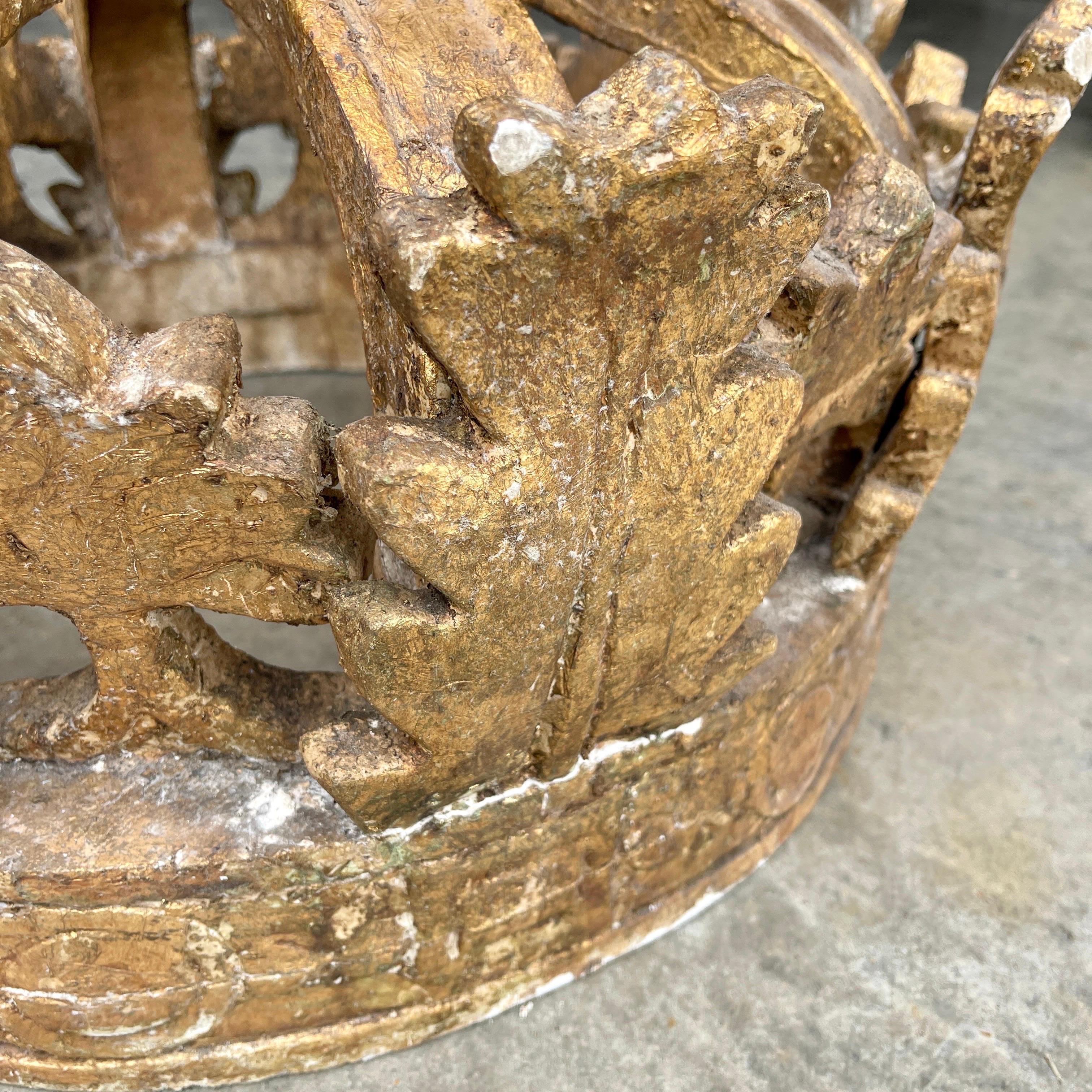Gran corona ornamental de madera dorada italiana, finales del siglo XIX 3