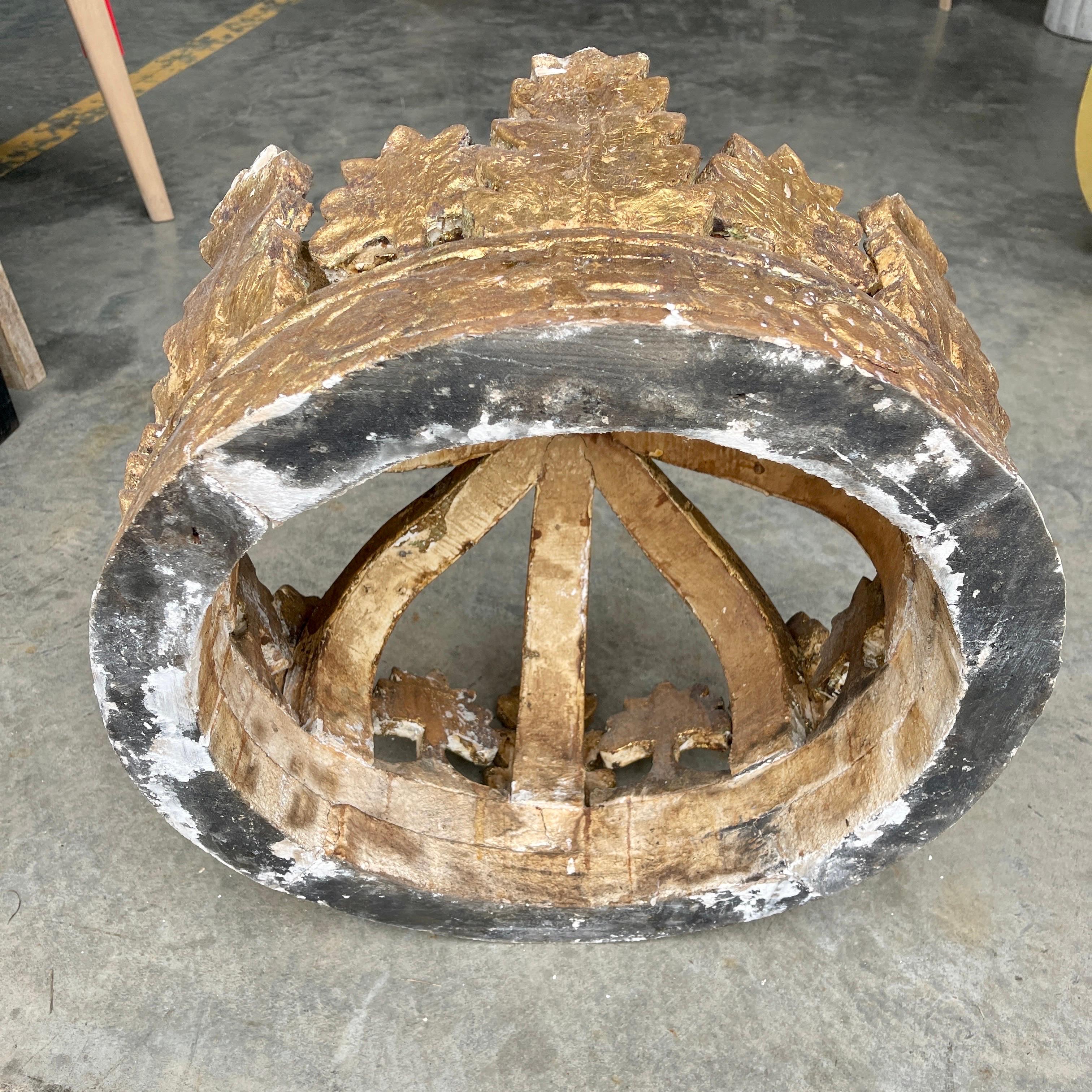 Gran corona ornamental de madera dorada italiana, finales del siglo XIX 9
