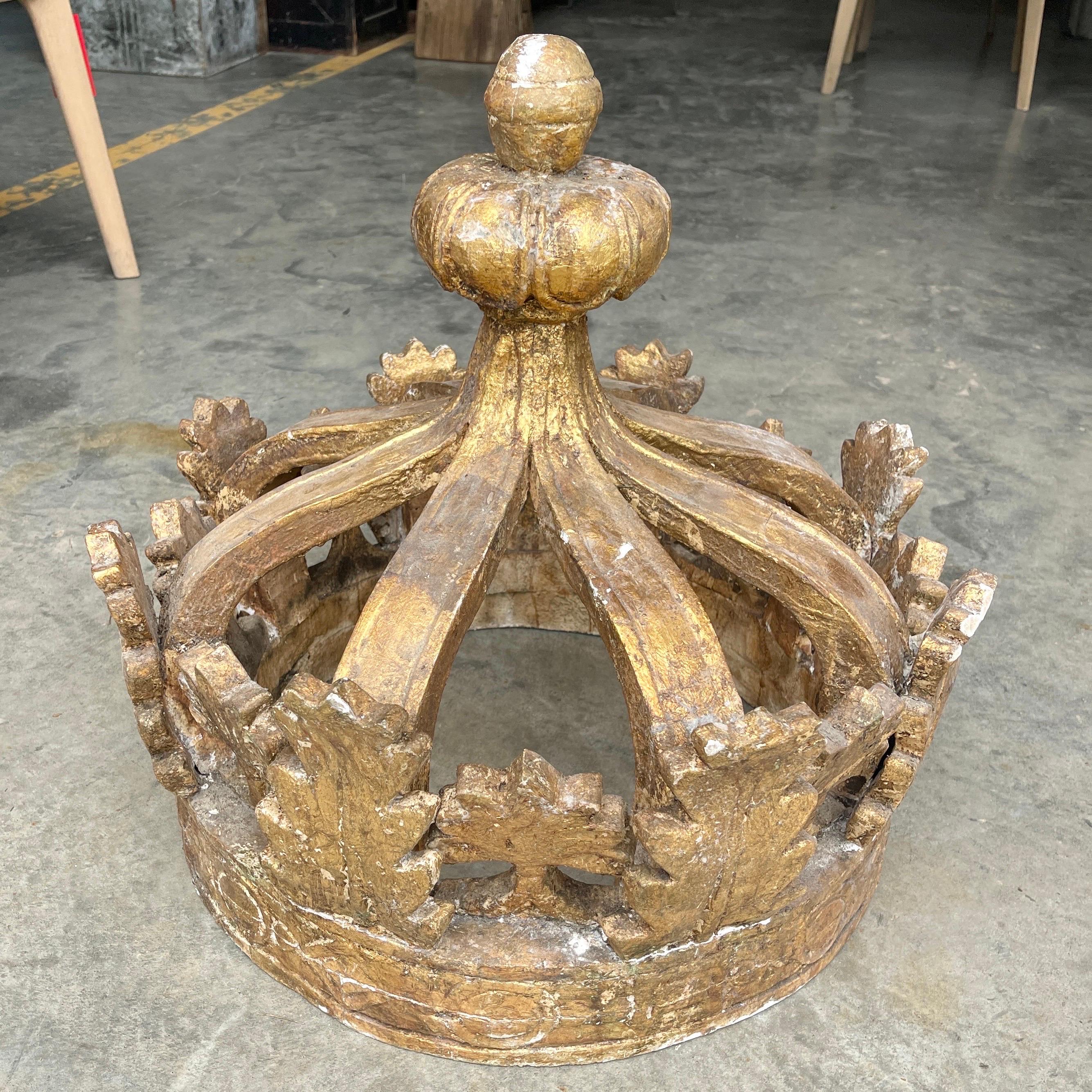 Gran corona ornamental de madera dorada italiana, finales del siglo XIX 10