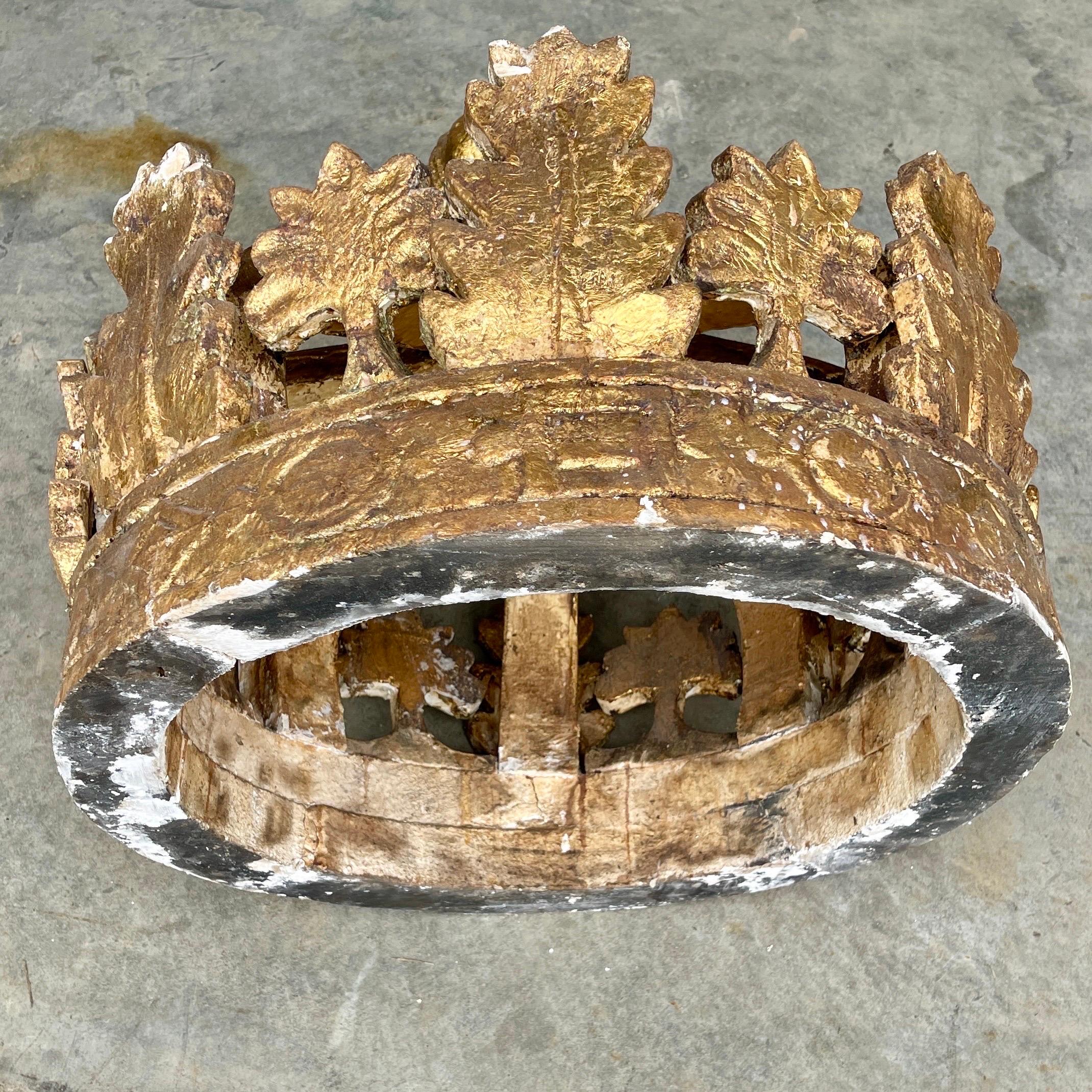 Grande couronne ornementale italienne en bois doré, fin du 19e siècle en vente 11