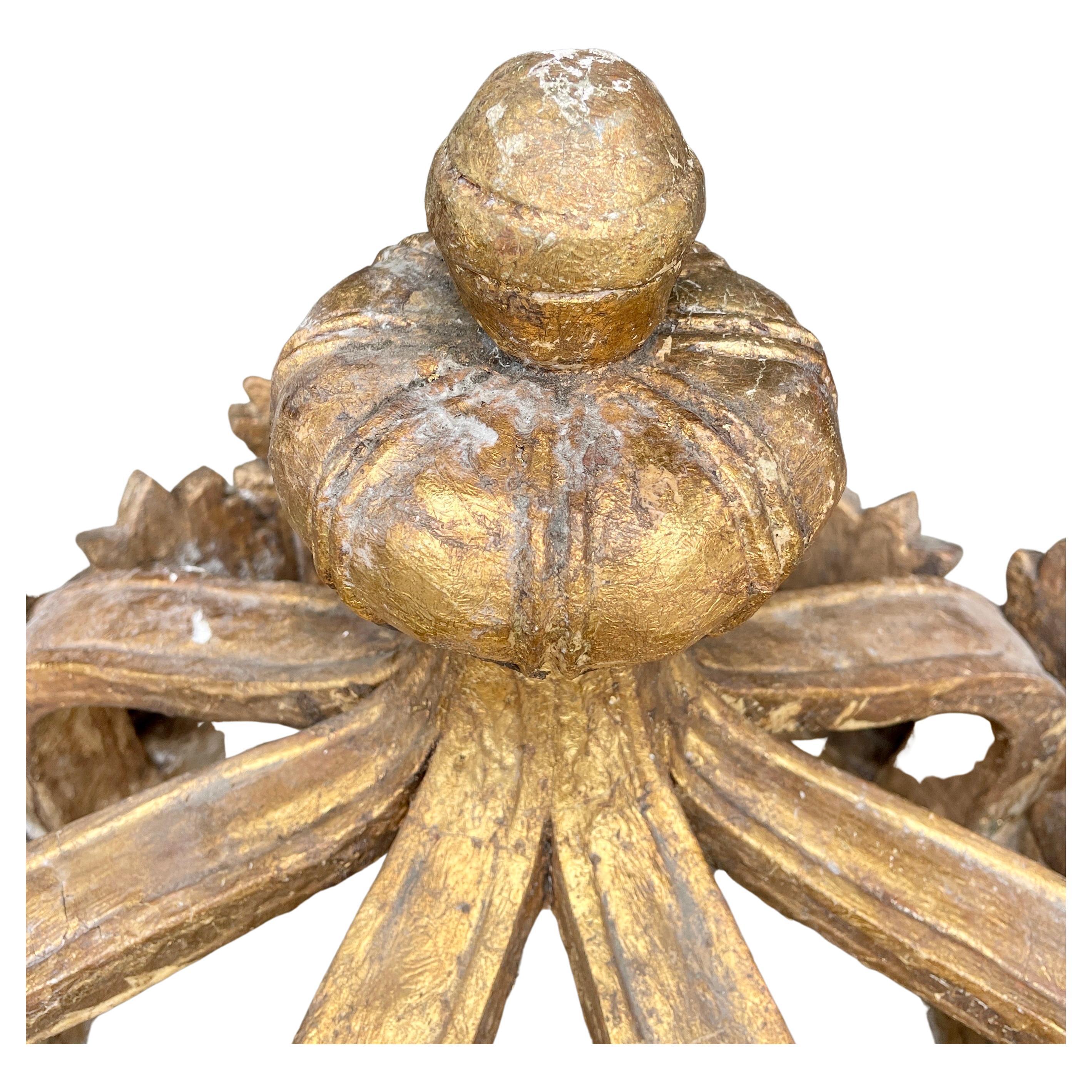 Sculpté Grande couronne ornementale italienne en bois doré, fin du 19e siècle en vente