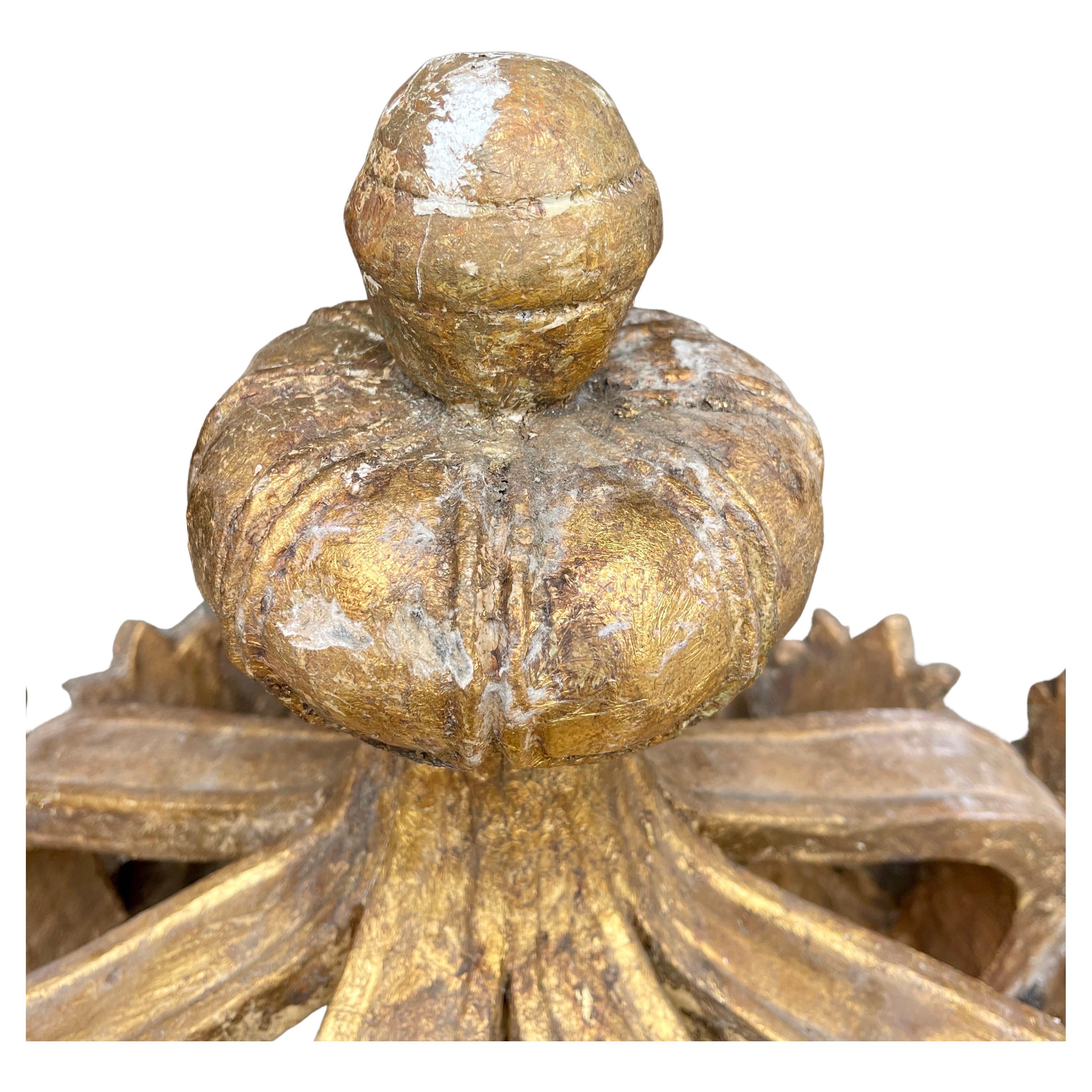 XIXe siècle Grande couronne ornementale italienne en bois doré, fin du 19e siècle en vente