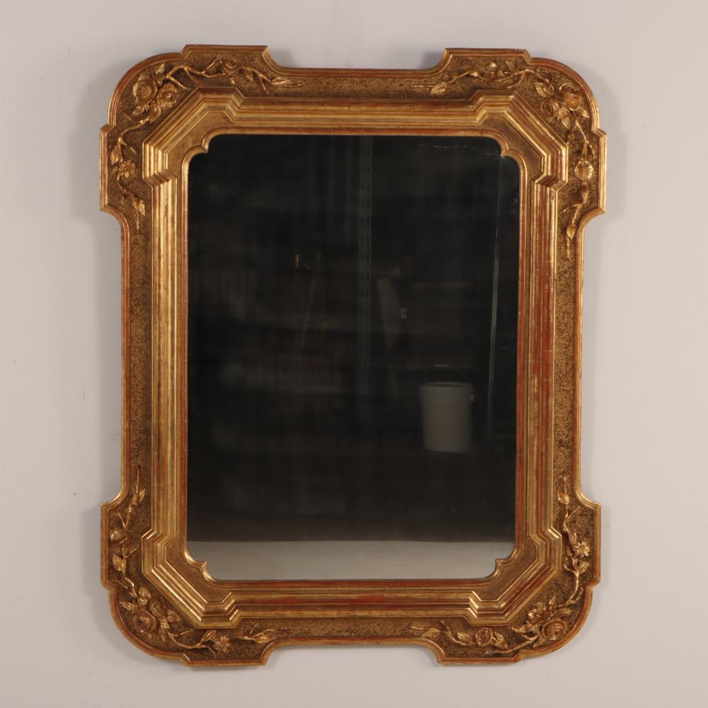 Grande specchio italiano in legno dorato e gesso, XIX secolo. La cornice presenta un motivo di rose e viti e una splendida finitura originale. Questo specchio è pronto per essere appeso a casa tua.