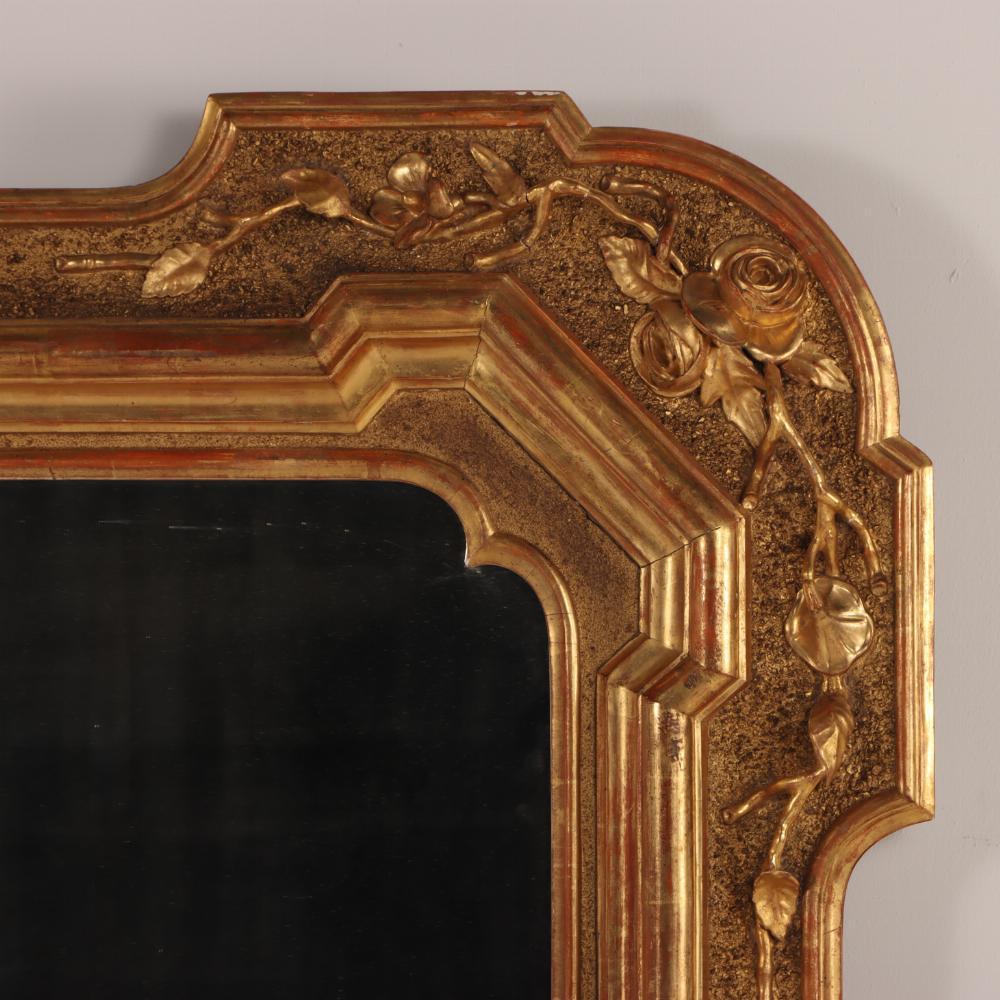 Italiano Grande specchio italiano in legno dorato e gesso, XIX secolo. in vendita