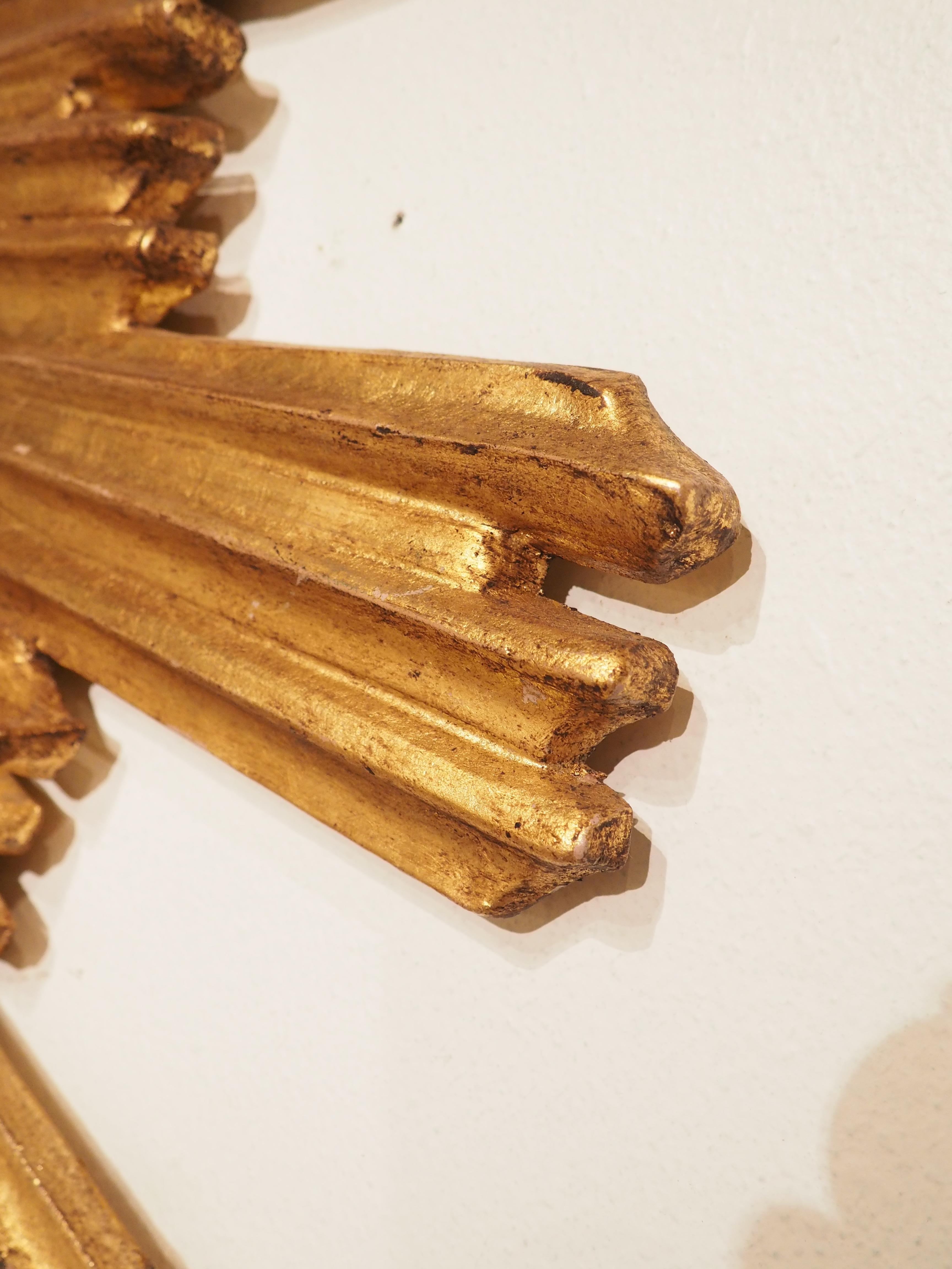 Grand miroir italien en bois doré Sunburst avec contour en bois pour pendentifs en vente 6