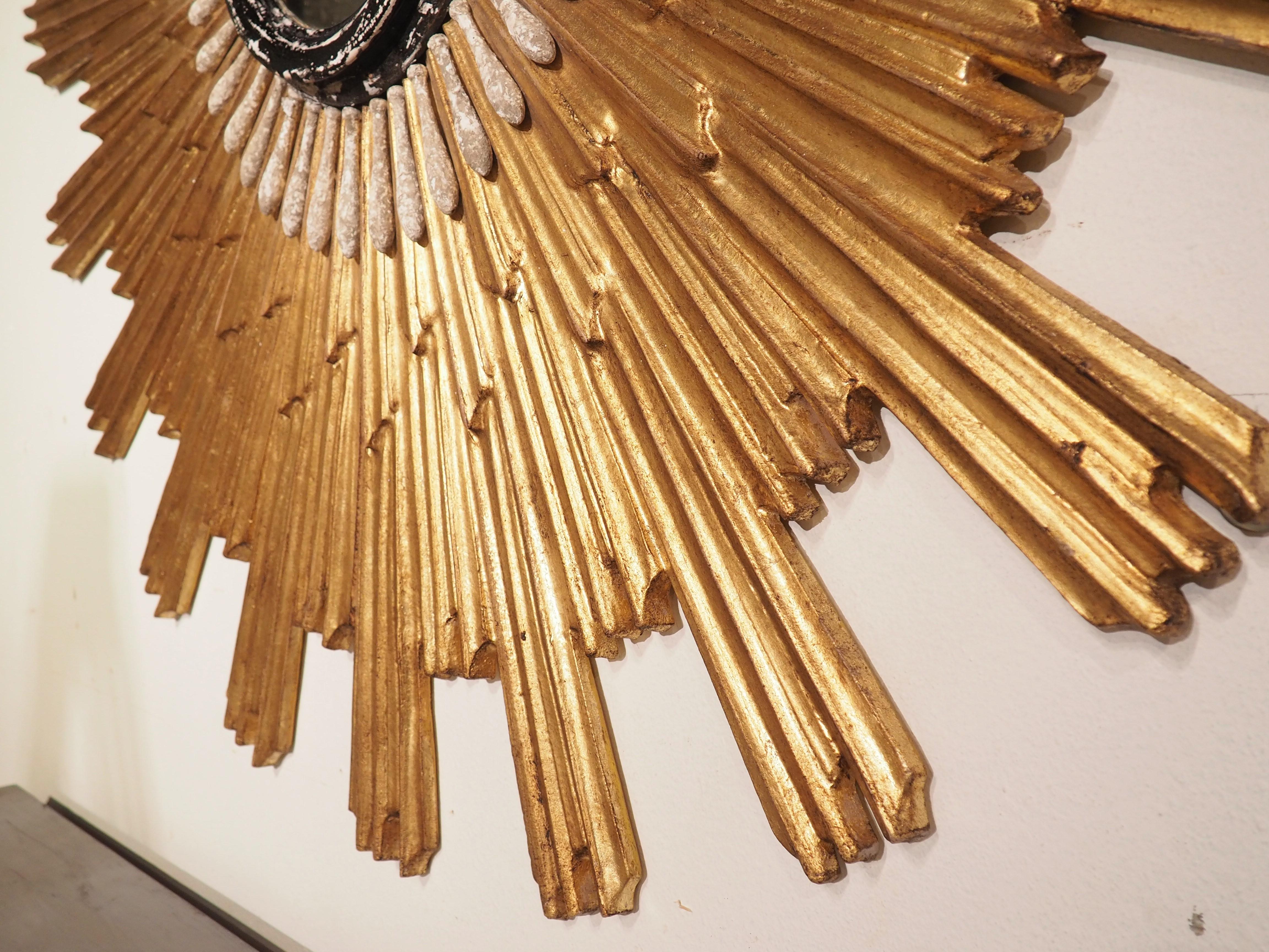 Grand miroir italien en bois doré Sunburst avec contour en bois pour pendentifs en vente 7