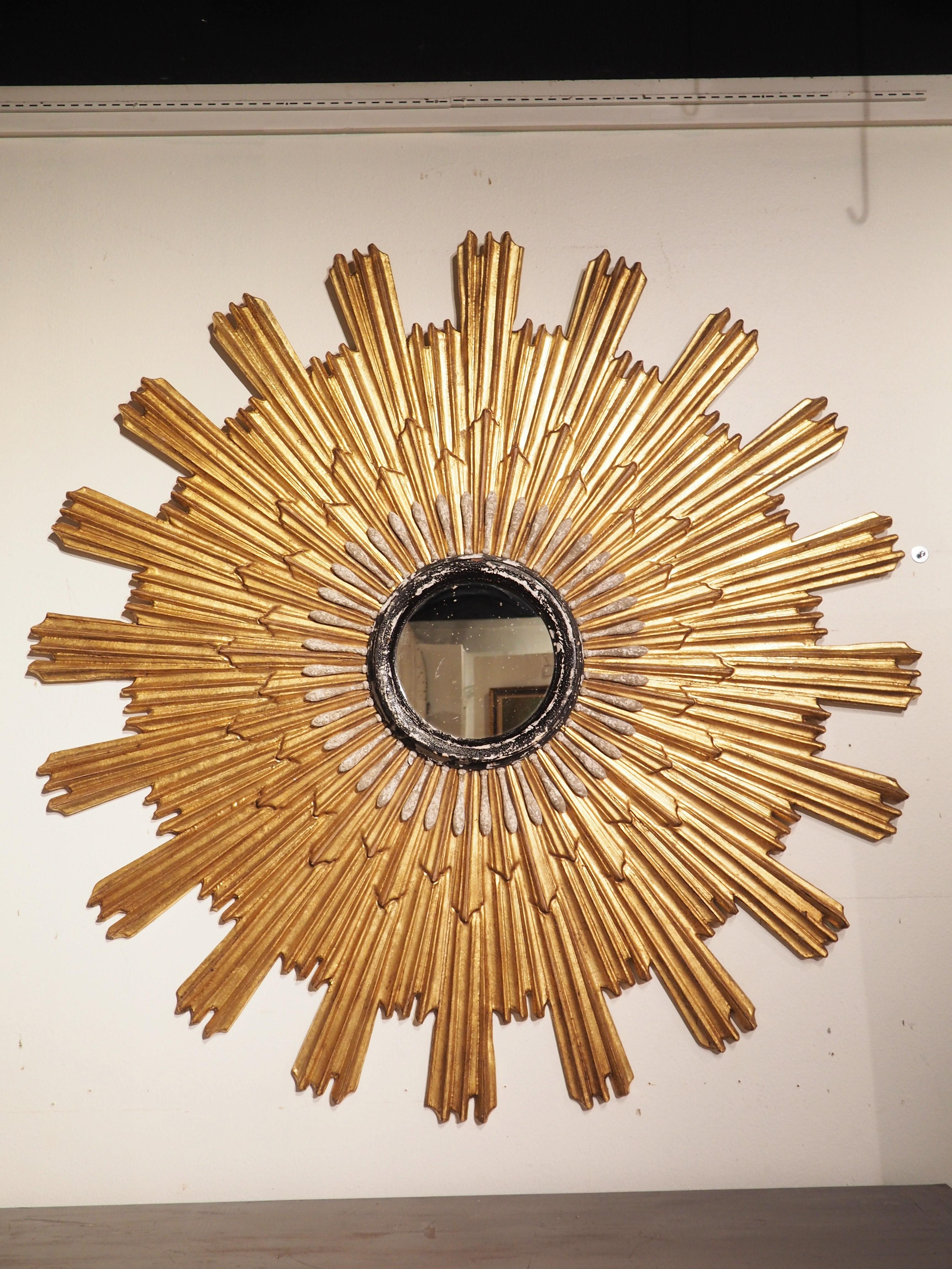 Grand miroir italien en bois doré Sunburst avec contour en bois pour pendentifs en vente 9