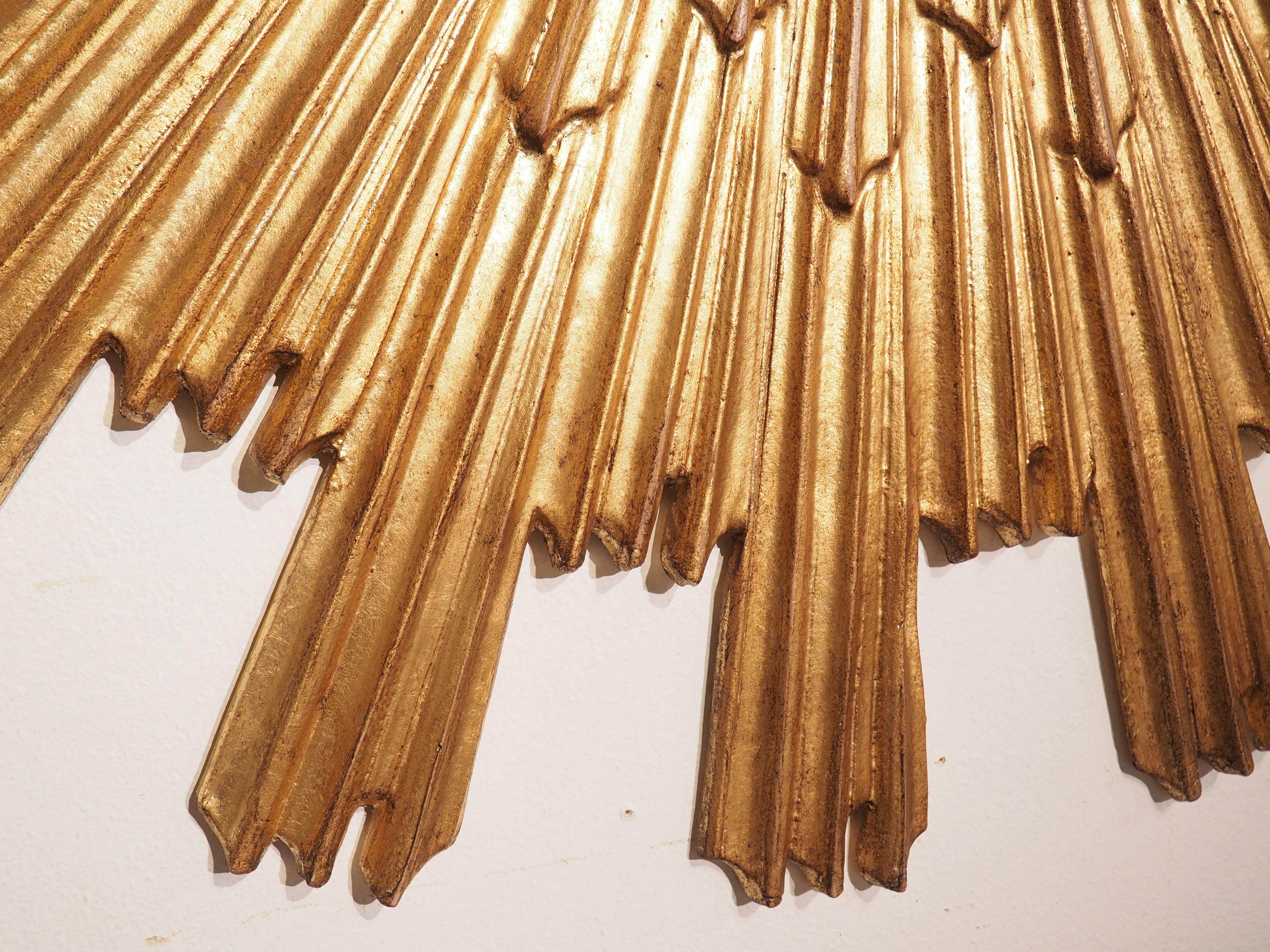 Grand miroir italien en bois doré Sunburst avec contour en bois pour pendentifs Bon état - En vente à Dallas, TX