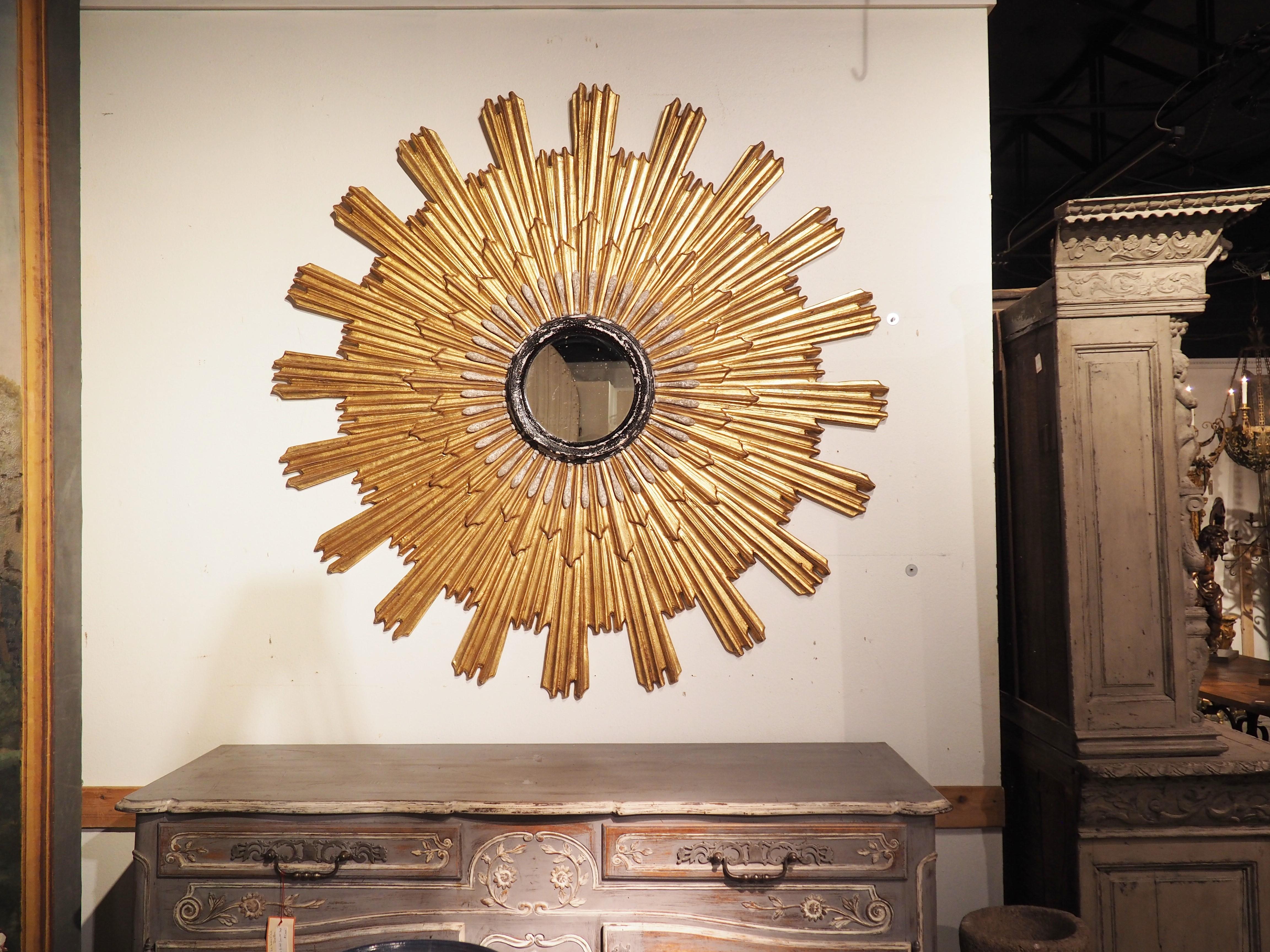 Grand miroir italien en bois doré Sunburst avec contour en bois pour pendentifs en vente 1