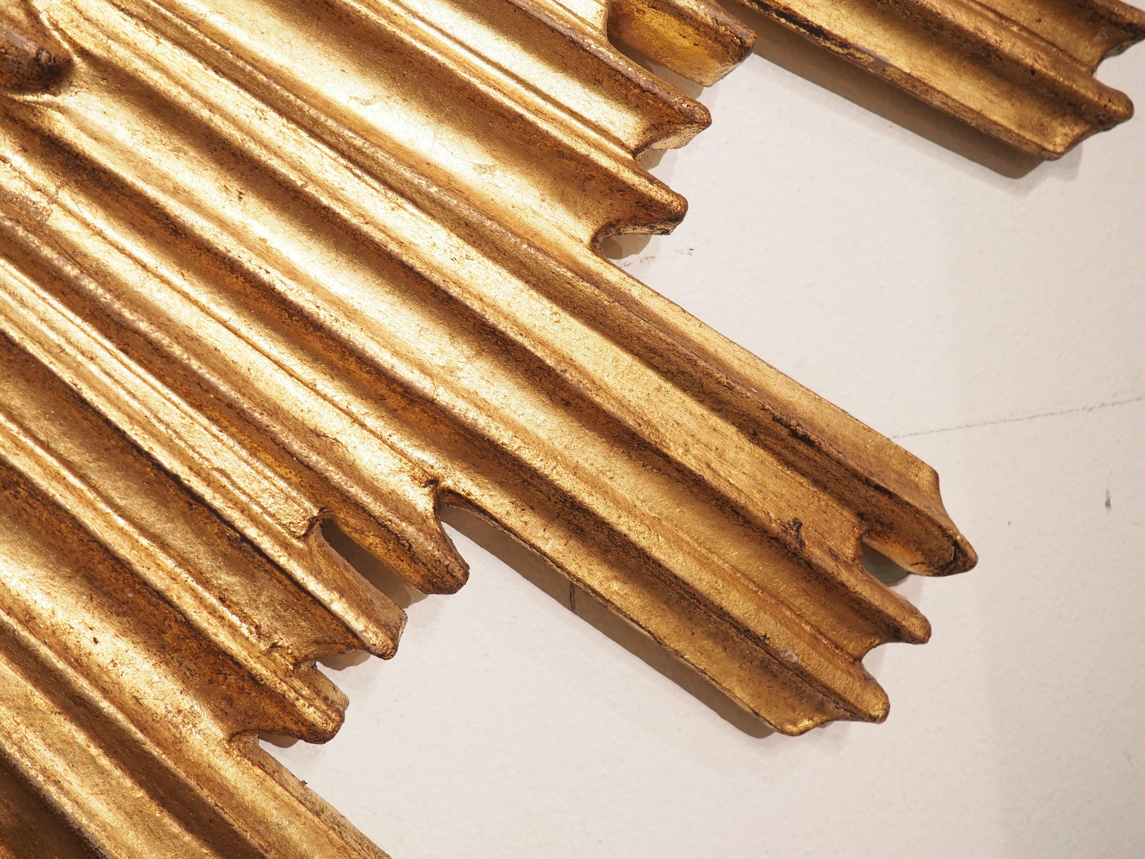 Grand miroir italien en bois doré Sunburst avec contour en bois pour pendentifs en vente 3