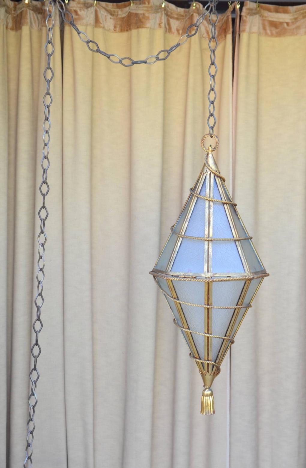 Spectaculaire lanterne géométrique italienne en métal doré à suspendre. Livré avec une chaîne personnalisée extra-longue (12 pieds).