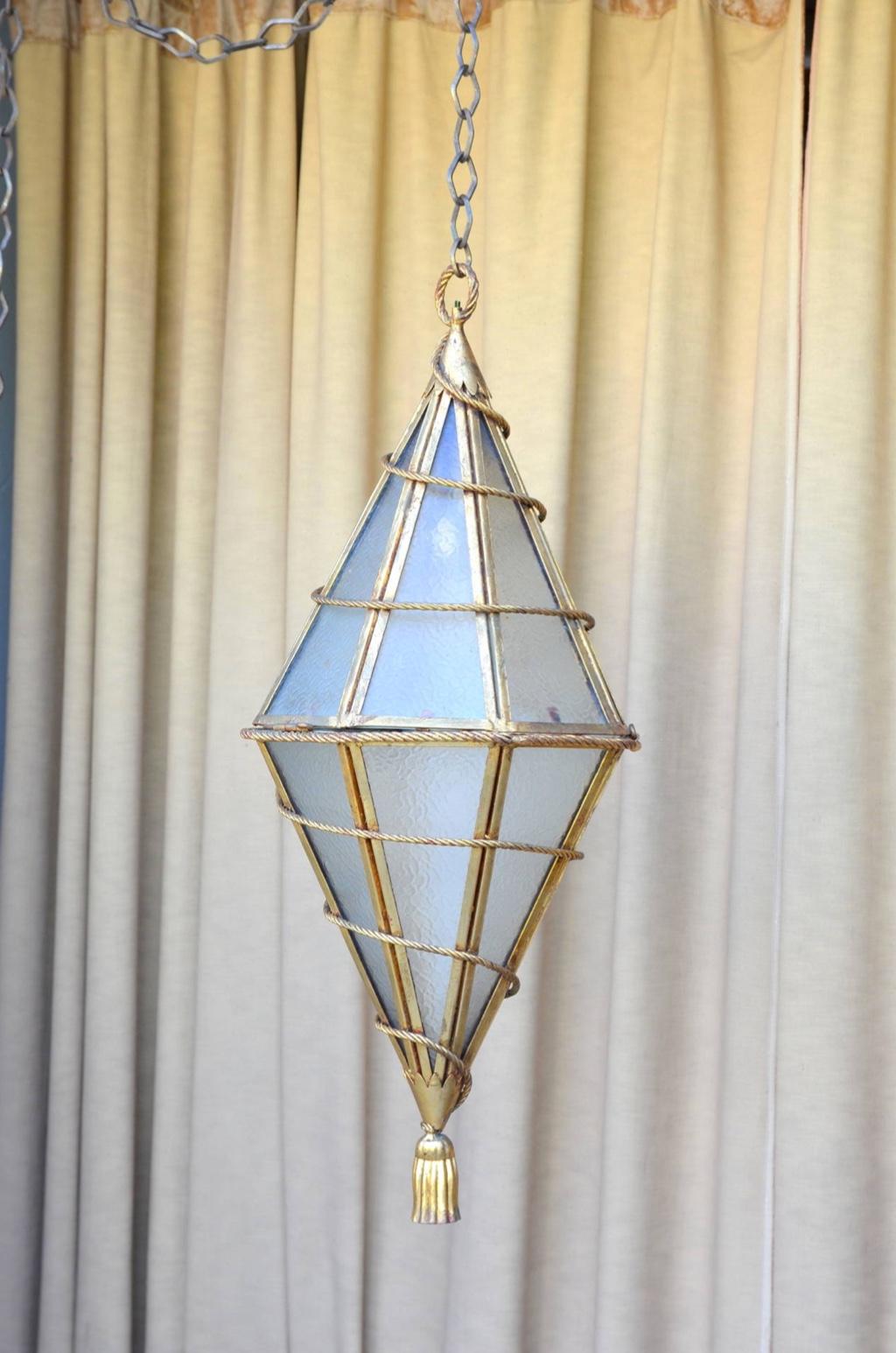 Hollywood Regency Grande lanterne suspendue géométrique italienne en verre et métal doré en vente