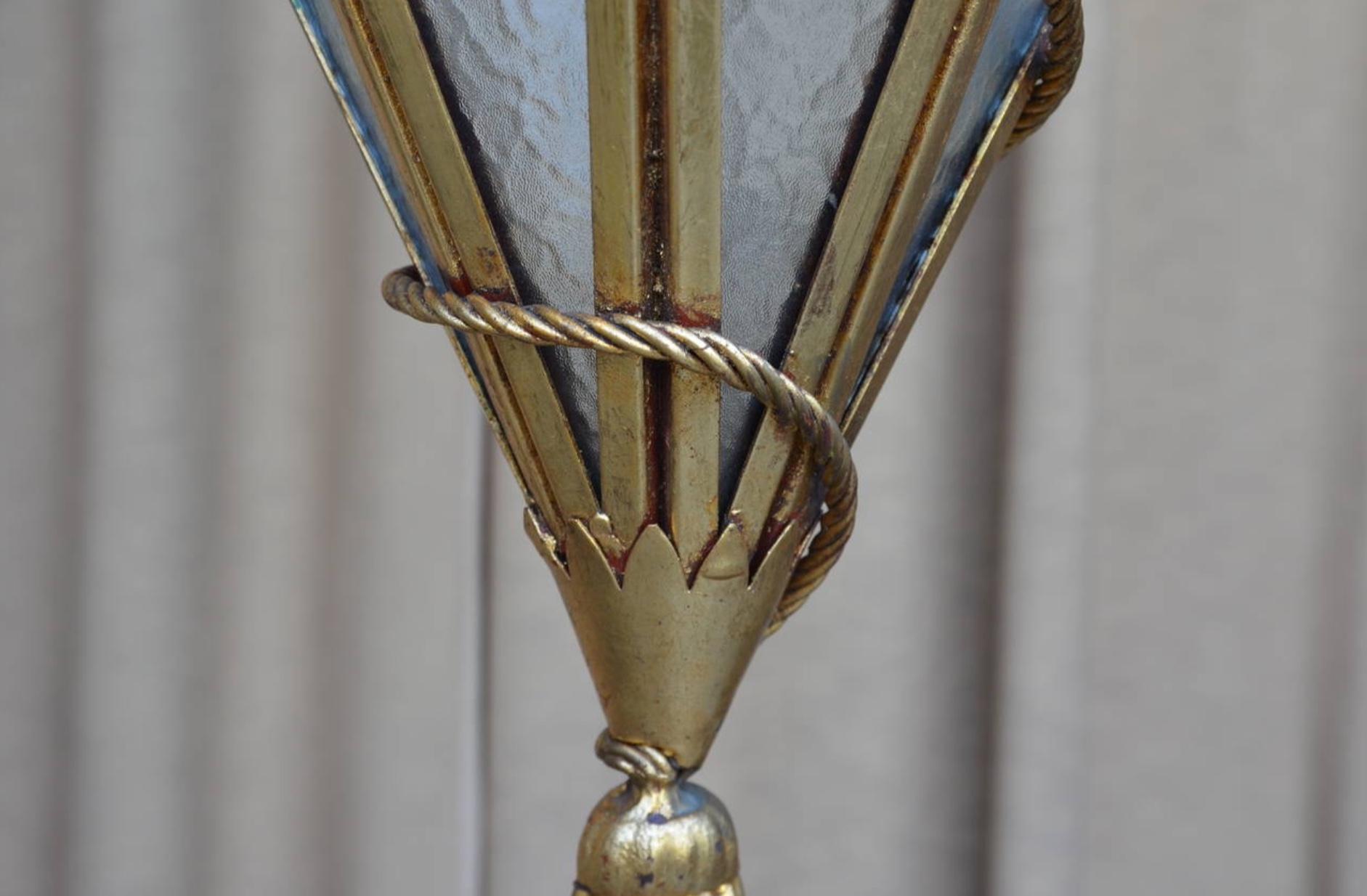 Milieu du XXe siècle Grande lanterne suspendue géométrique italienne en verre et métal doré en vente