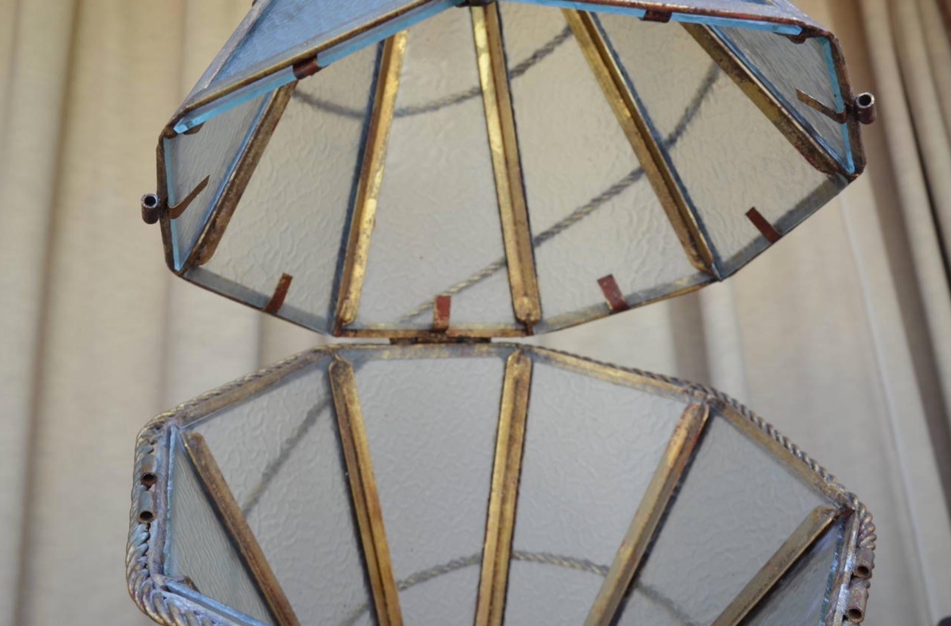 Grande lanterne suspendue géométrique italienne en verre et métal doré en vente 1