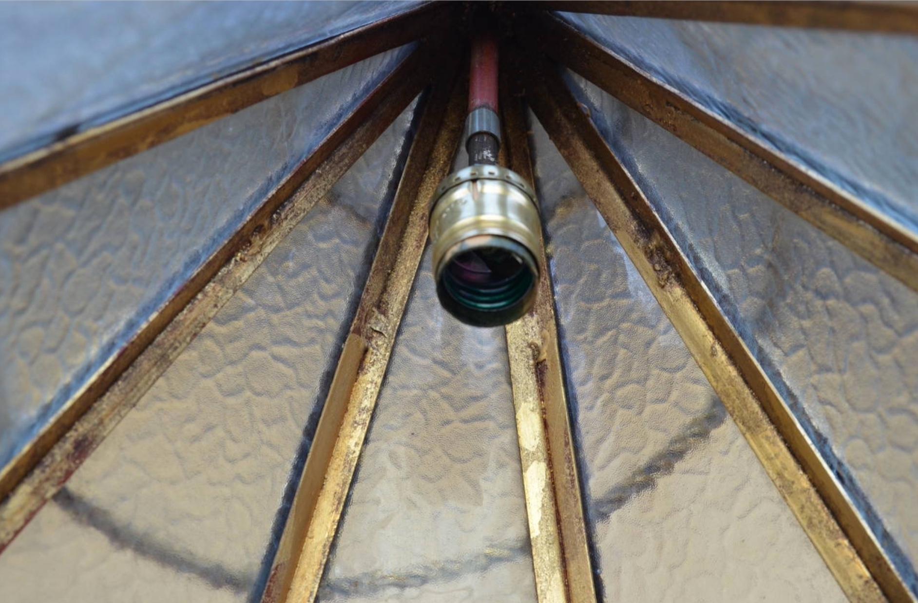 Grande lanterne suspendue géométrique italienne en verre et métal doré en vente 2