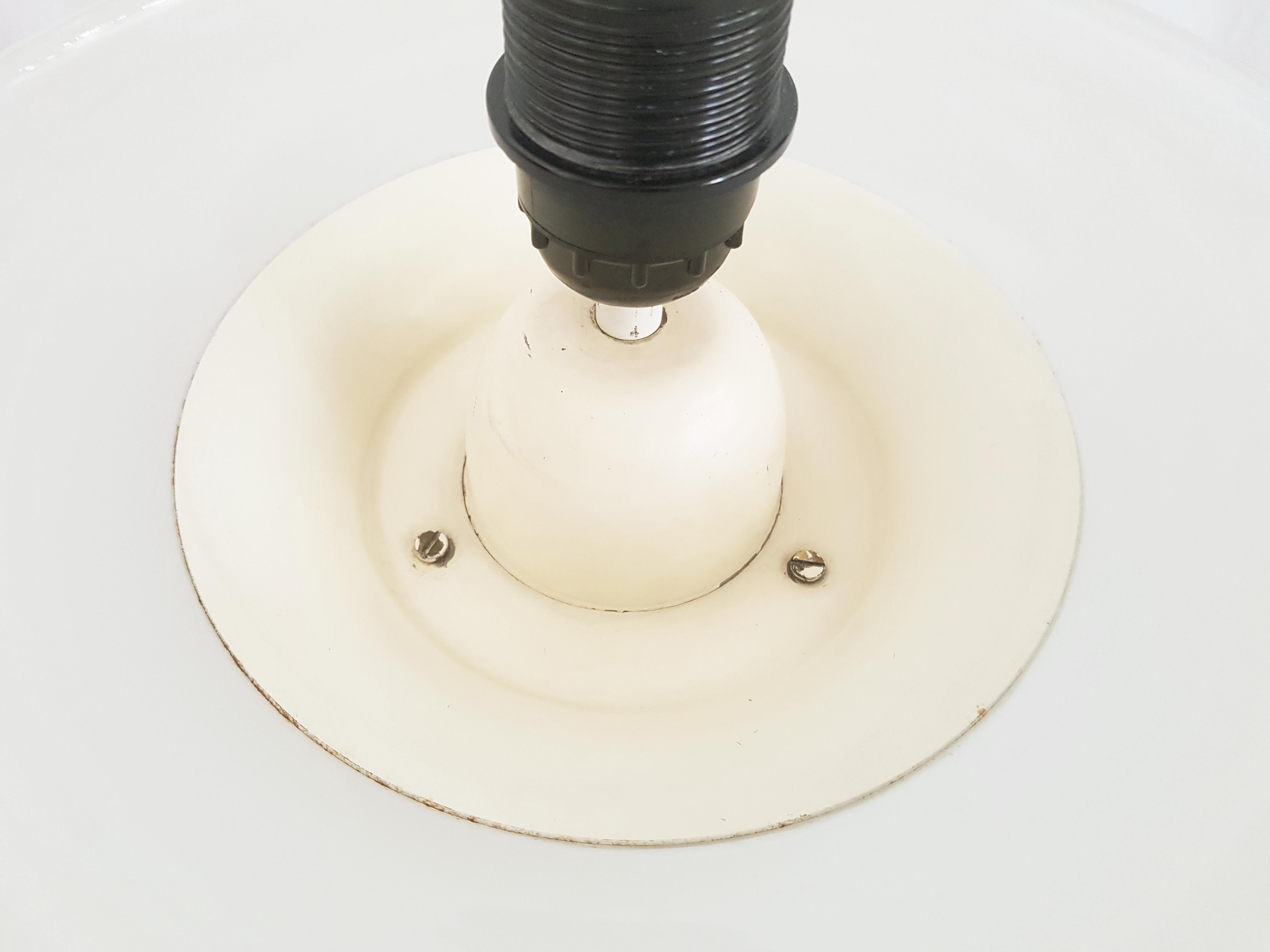 Gran lámpara de sobremesa italiana de los años 70 de cristal, plástico plateado y fibra de vidrio Hecho a mano en venta