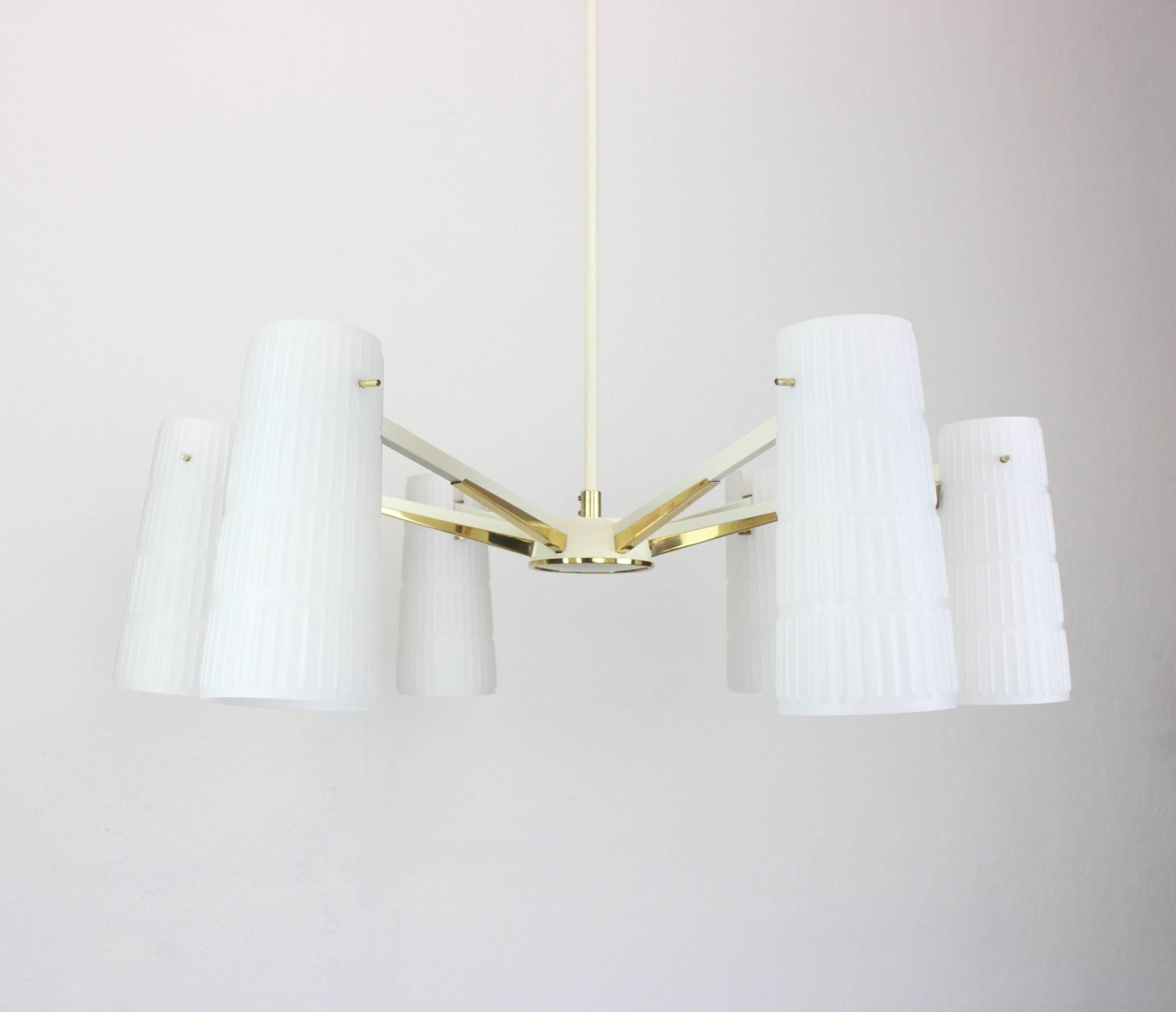 A stunning six-light chandelier in the manner of Stilnovo, Italy, manufactured in circa 1950-1959. A handmade and high quality piece.
High quality and in very good condition. Cleaned, well-wired and ready to use.

The fixture requires 6 x E14