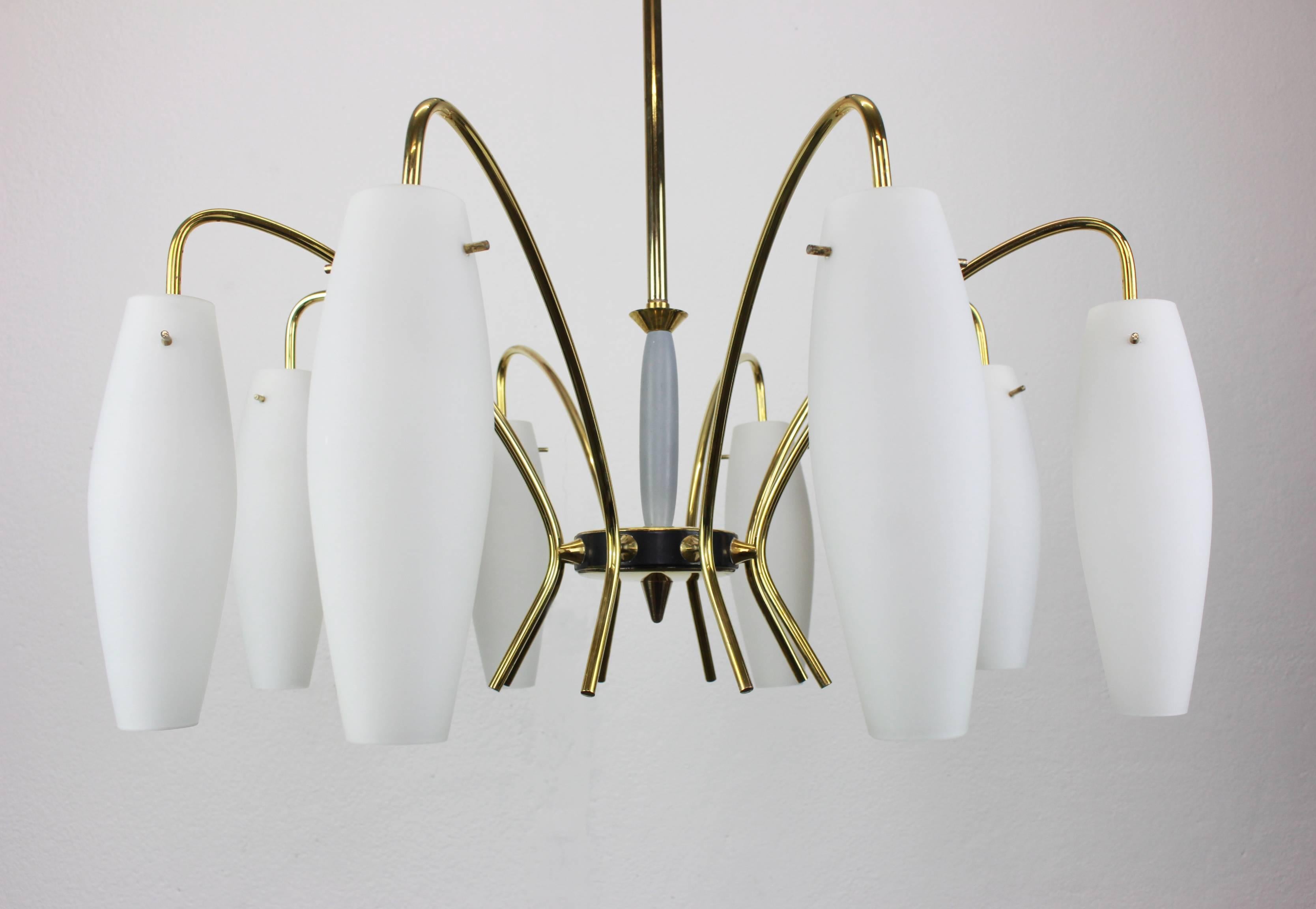 Un étonnant lustre à huit lumières à la manière de Stilnovo, Italie, fabriqué vers 1950-1959. Une pièce faite à la main et de grande qualité.

De haute qualité et en très bon état. Nettoyé, bien câblé et prêt à être utilisé. 

Le luminaire