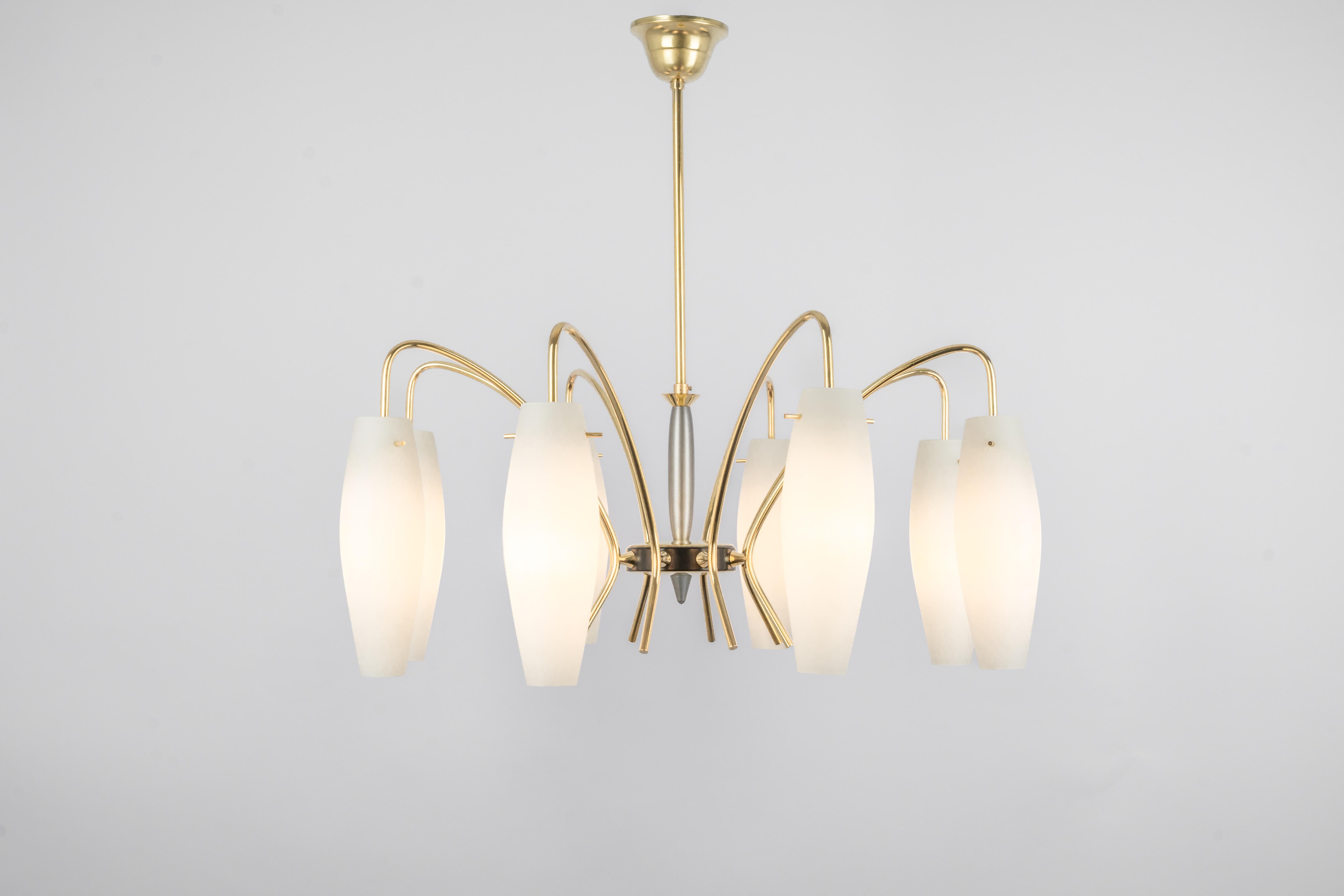 A stunning eight-light chandelier in the manner of Stilnovo, Italy, manufactured in circa 1950-1959. A handmade and high-quality piece.

High quality and in very good condition. Cleaned, well-wired and ready to use. 

The fixture requires 8 x