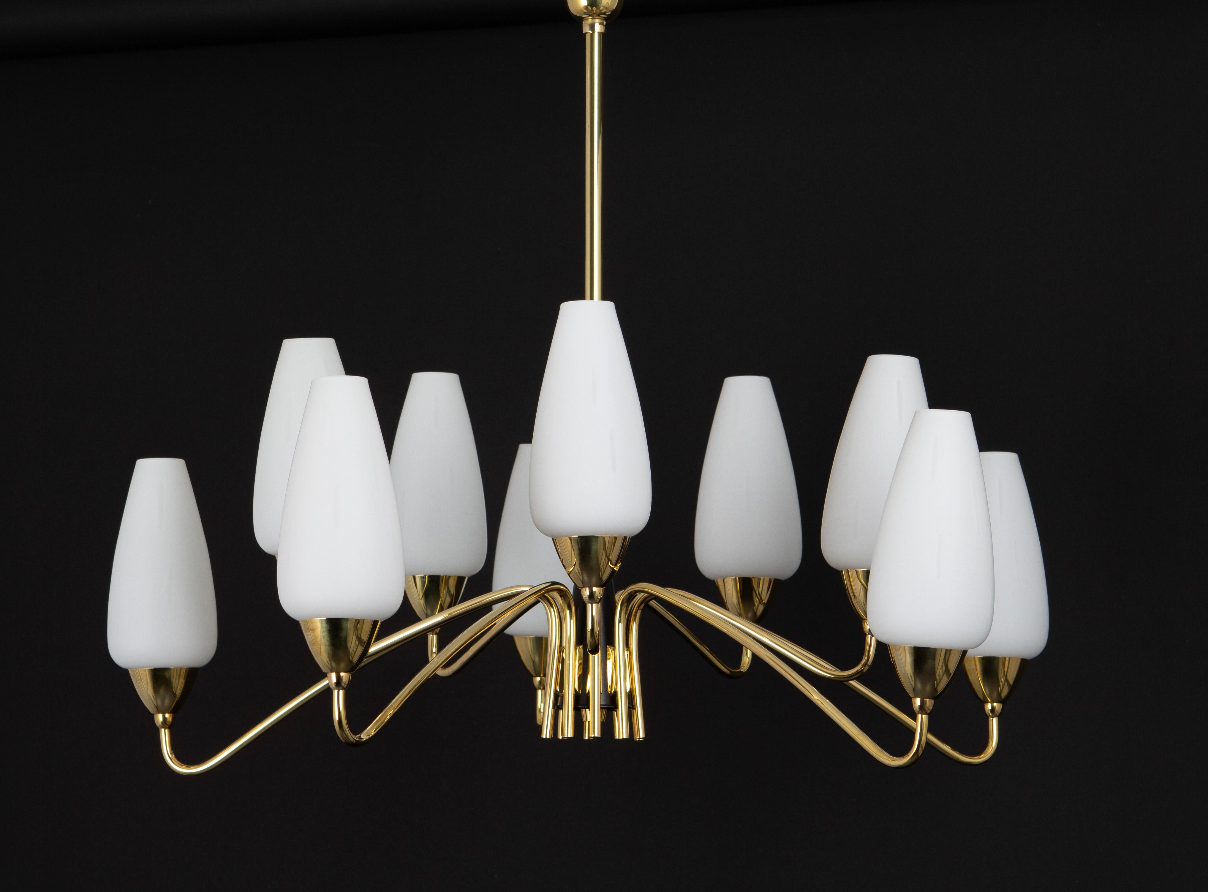 A stunning ten-light chandelier in the manner of Stilnovo, Germany, manufactured in circa 1950-1959. A handmade and high-quality piece.

High quality and in very good condition. Cleaned, well-wired and ready to use. 

The fixture requires 10 x E14