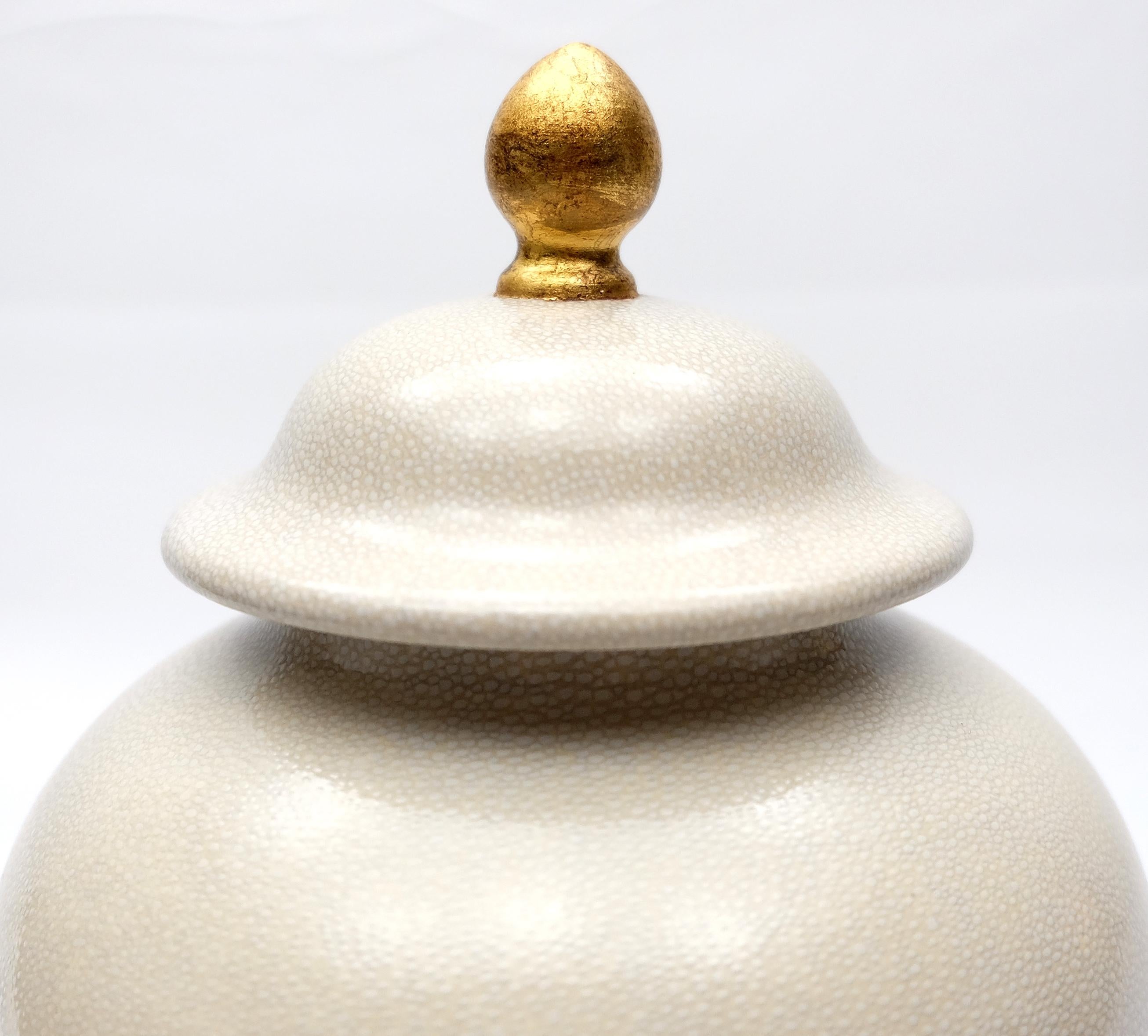 Großes italienisches glasiertes Keramikglasgefäß mit Blattgold-Akzenten von Paolo Marioni (Italienisch) im Angebot