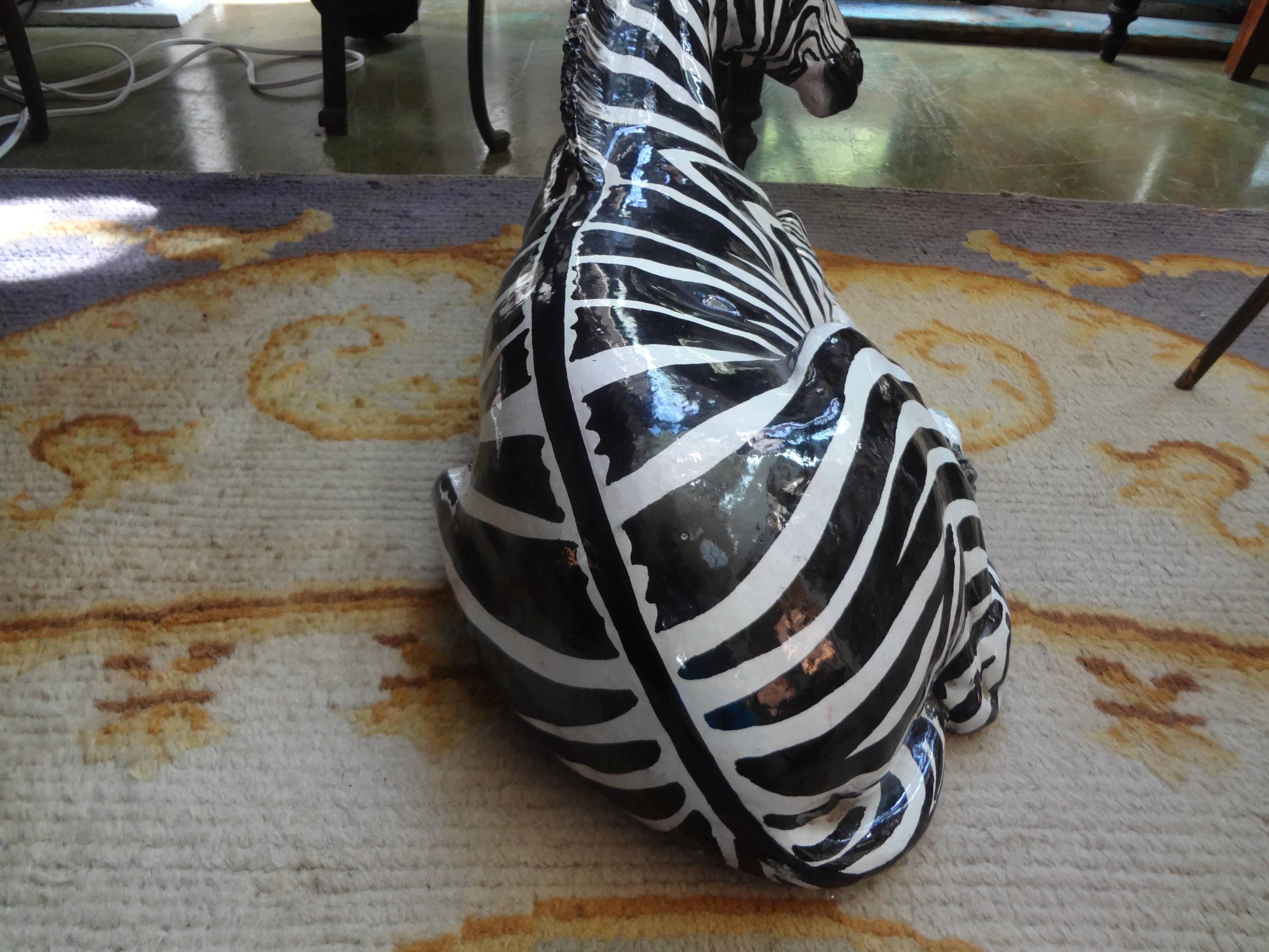 Monumentale italienische glasierte Terrakotta-Zebrafigur aus Terrakotta (Italienisch) im Angebot