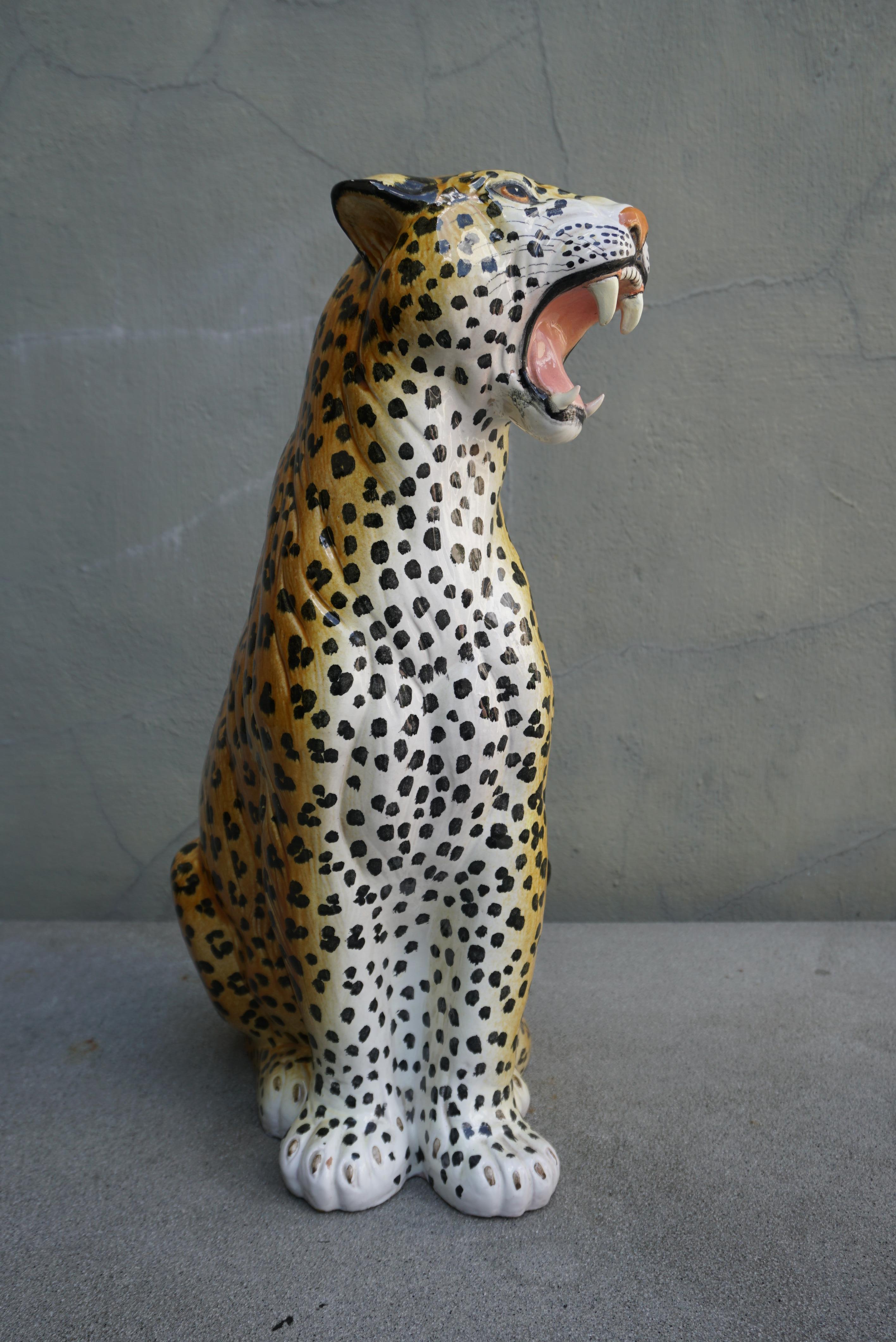 Diese große, gut ausgeführte Geparden-Skulptur aus Keramik stammt aus der Zeit um 1960 und ist im Stil der Jahrhundertmitte gefertigt. Die Skulptur besteht aus detailliert geformter Keramik, die von Hand mit vielen realistischen Details in einer