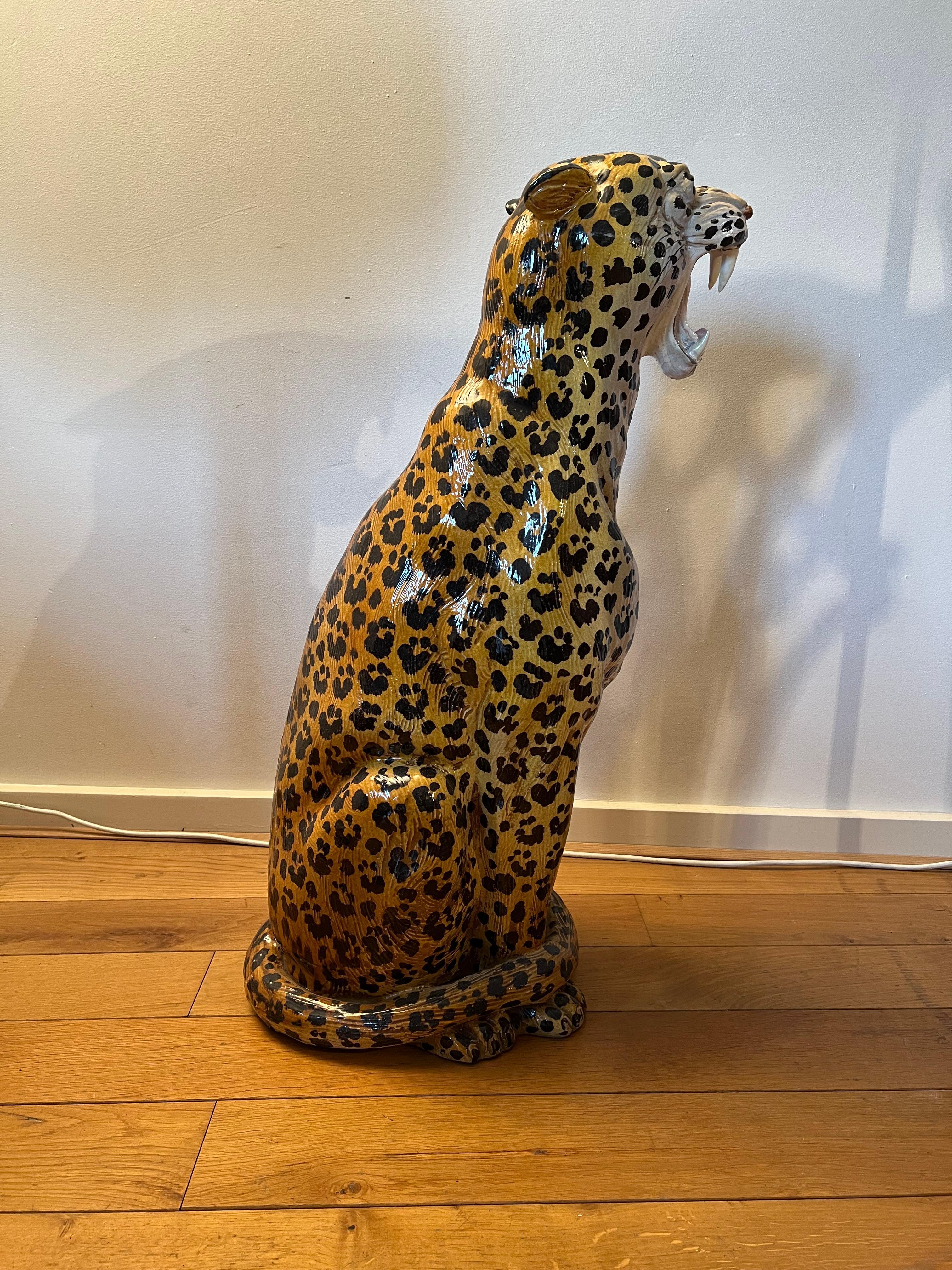 Große italienische glasierte Terrakotta-Leopardenfigur in Leopardenform, Hollywood Regency, 1960er Jahre (Italienisch) im Angebot