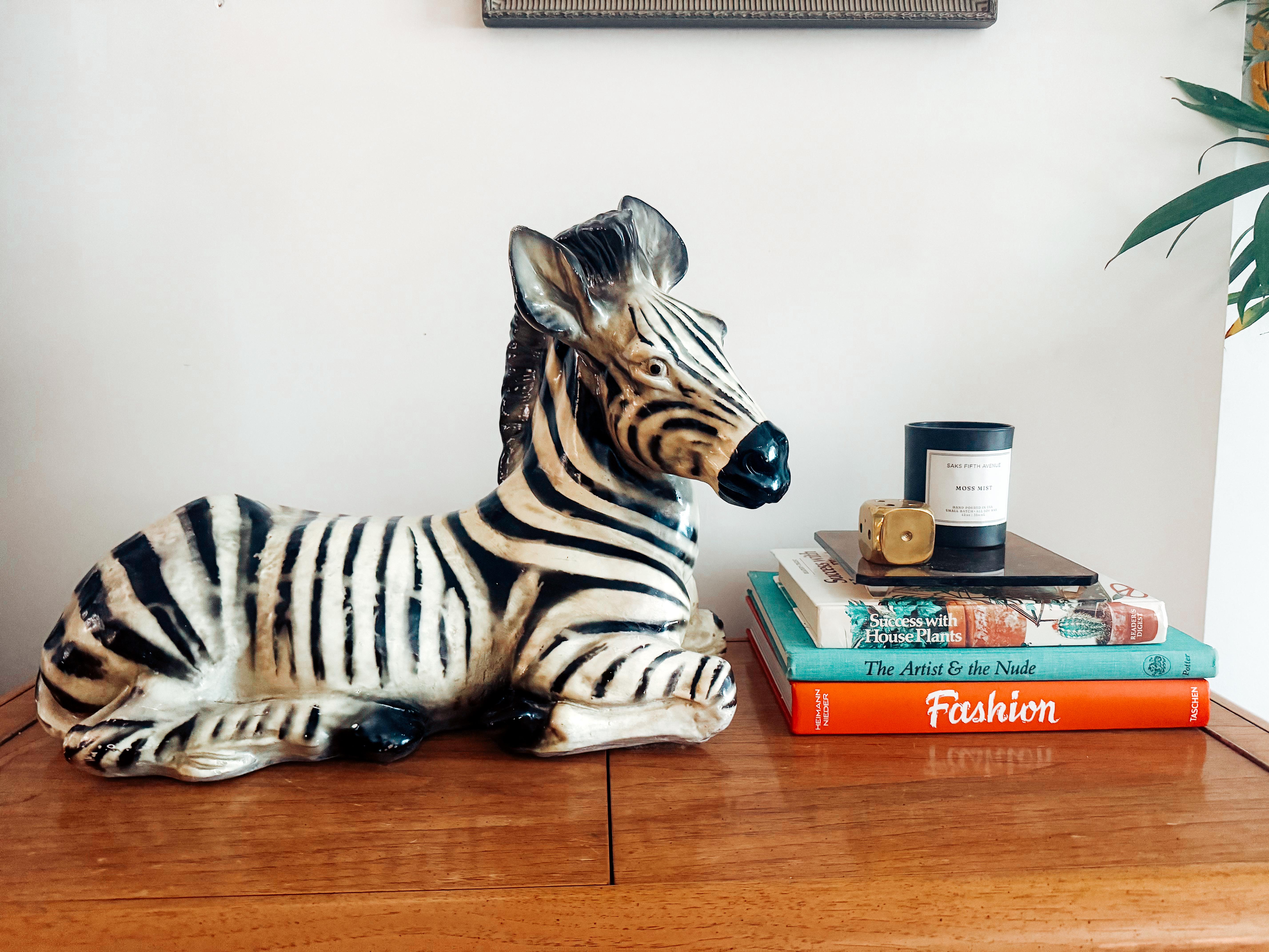 Un'eccezionale e rara scultura in terracotta italiana di grandi dimensioni, realizzata negli anni '60 ed evocativa del fascino audace e giocoso del design italiano di metà secolo. Questa statua di zebra vintage è realizzata in terracotta modellata a