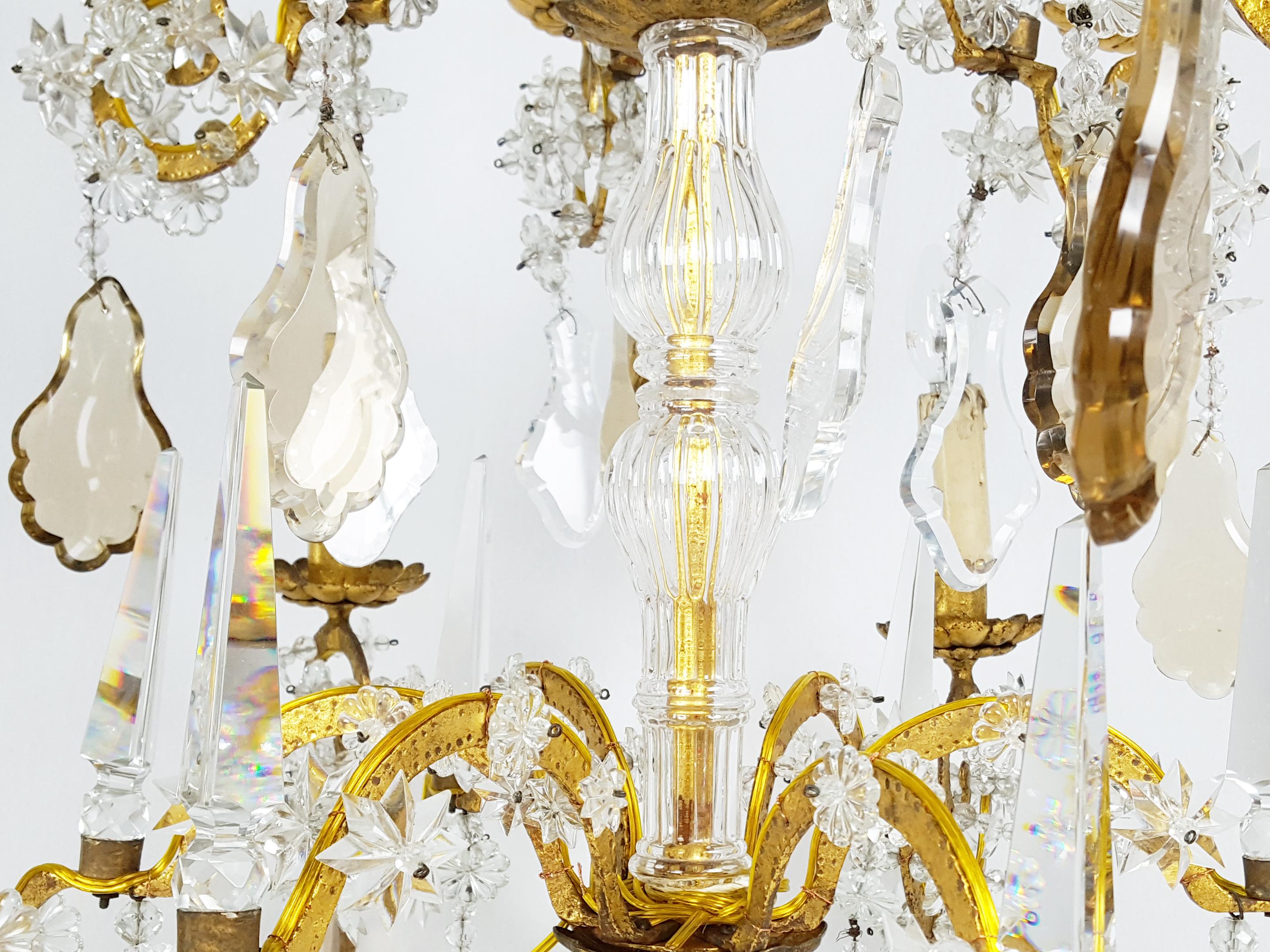 Large Italian Gold Leaf Metal and Crystal Deco 12-Lights Chandelier In Good Condition For Sale In Varese, Lombardia