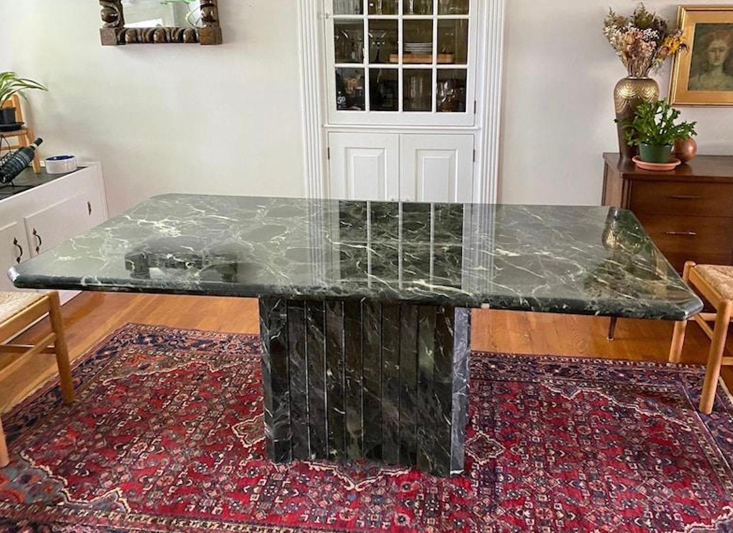 Grande table à manger italienne rectangulaire à piédestal en pierre de marbre vert Verde Bon état - En vente à Elkton, MD