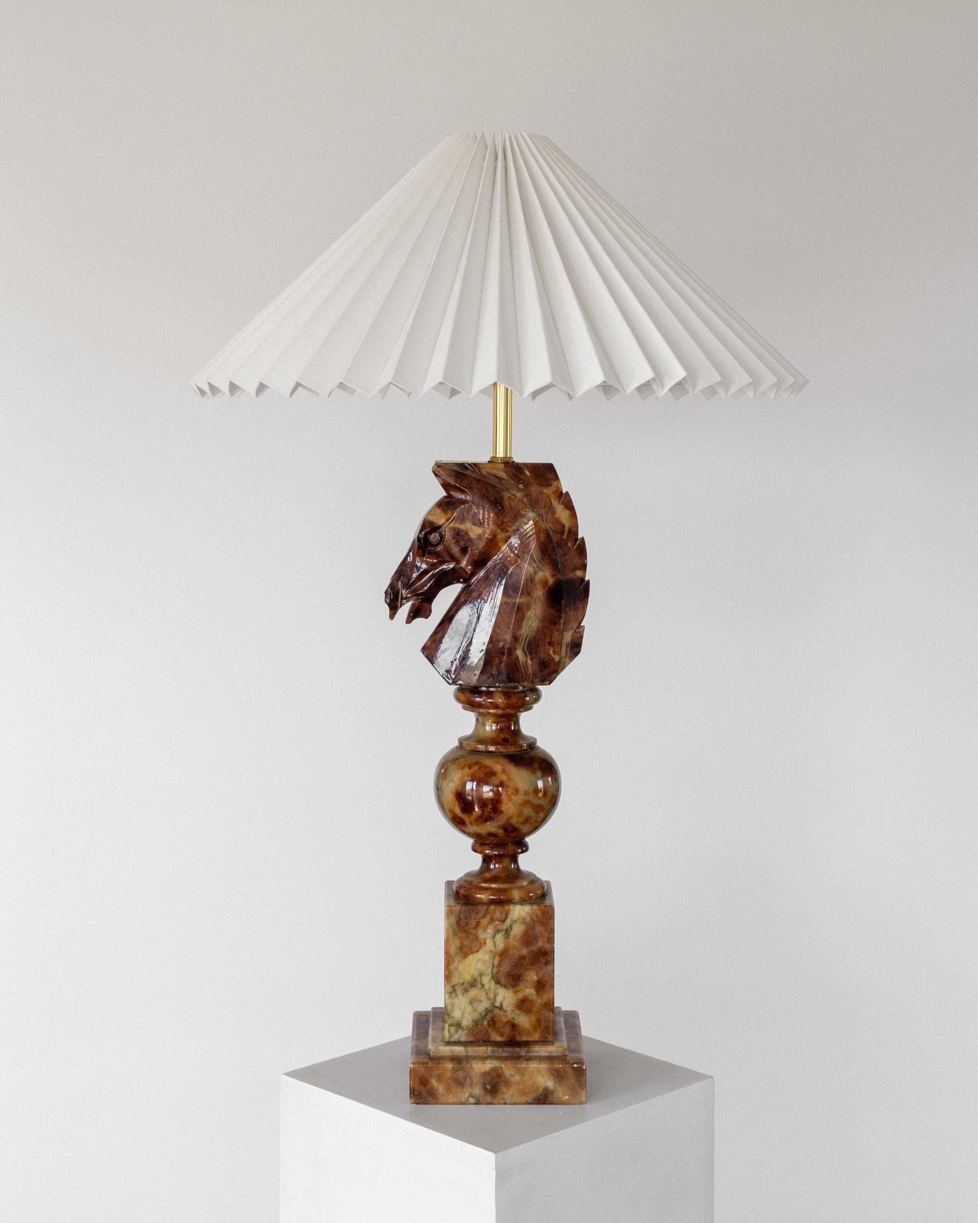 Questa lampada da tavolo italiana degli anni '60-'70 presenta una testa di cavallo intagliata a mano di tradizione classica, che ricorda un cavaliere degli scacchi. La pietra traslucida mostra delle venature naturali dai ricchi toni dell'ambra, del
