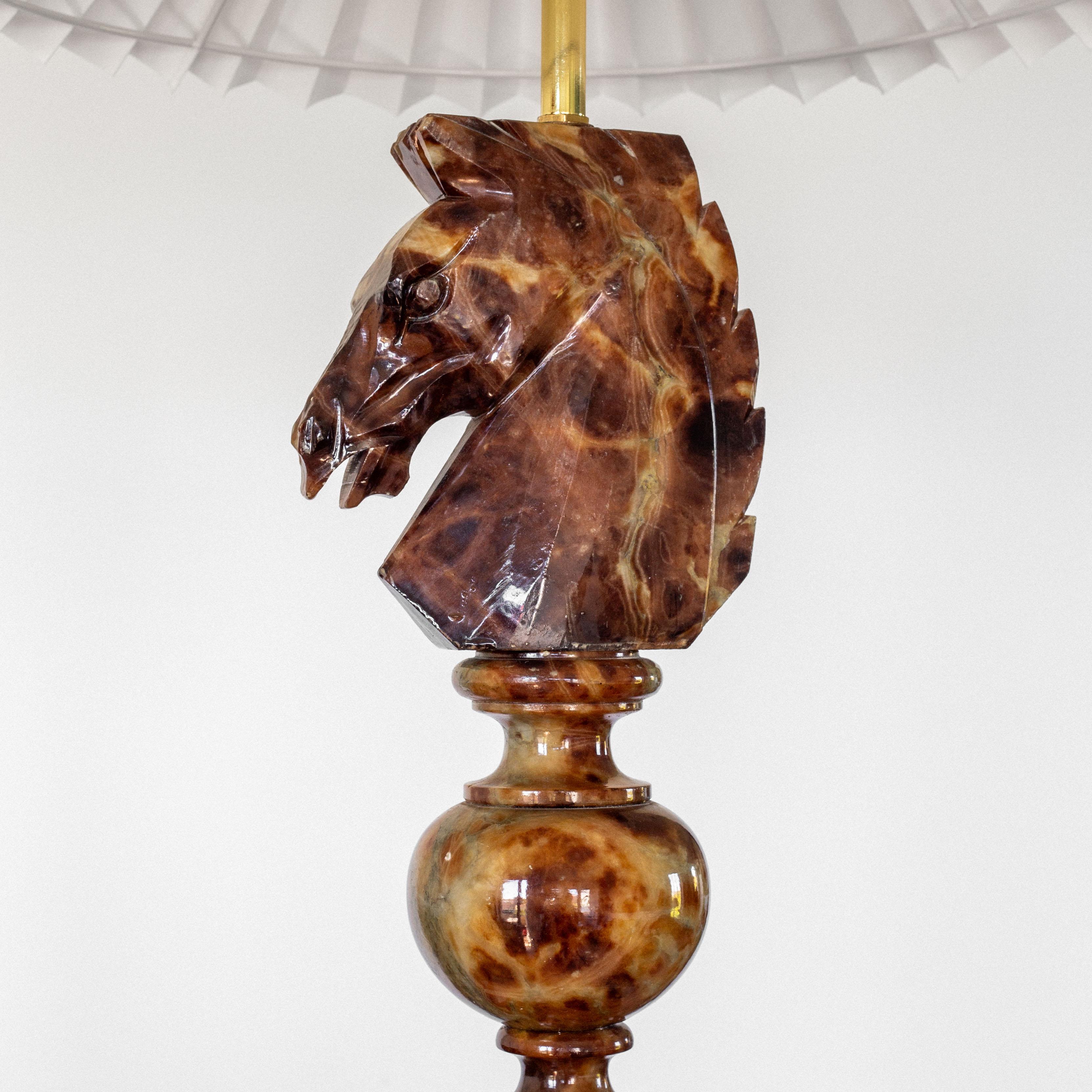 Mid-Century moderno Grande lampada da tavolo italiana a testa di cavallo in alabastro intagliata a mano, anni '70 in vendita