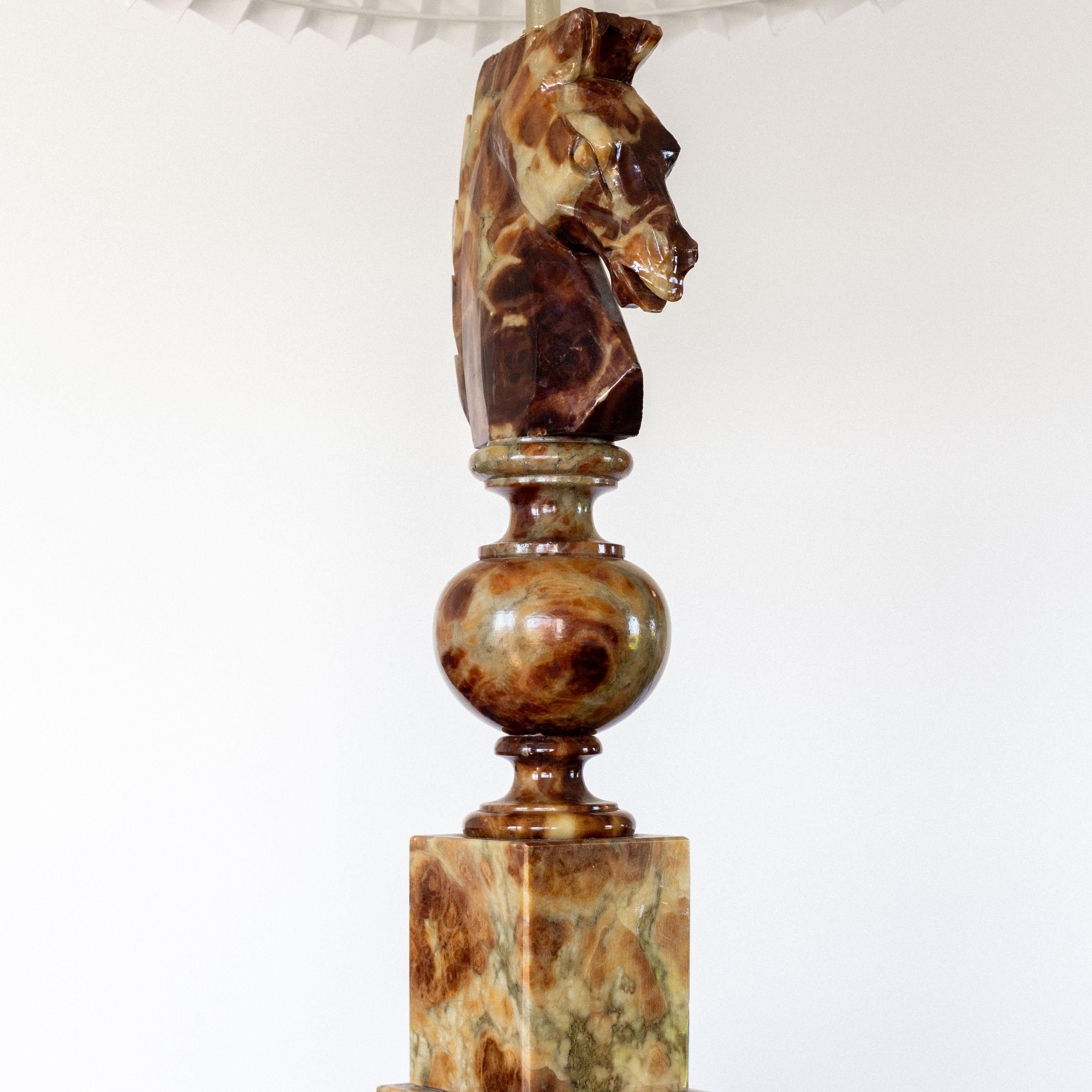 Europeo Grande lampada da tavolo italiana a testa di cavallo in alabastro intagliata a mano, anni '70 in vendita