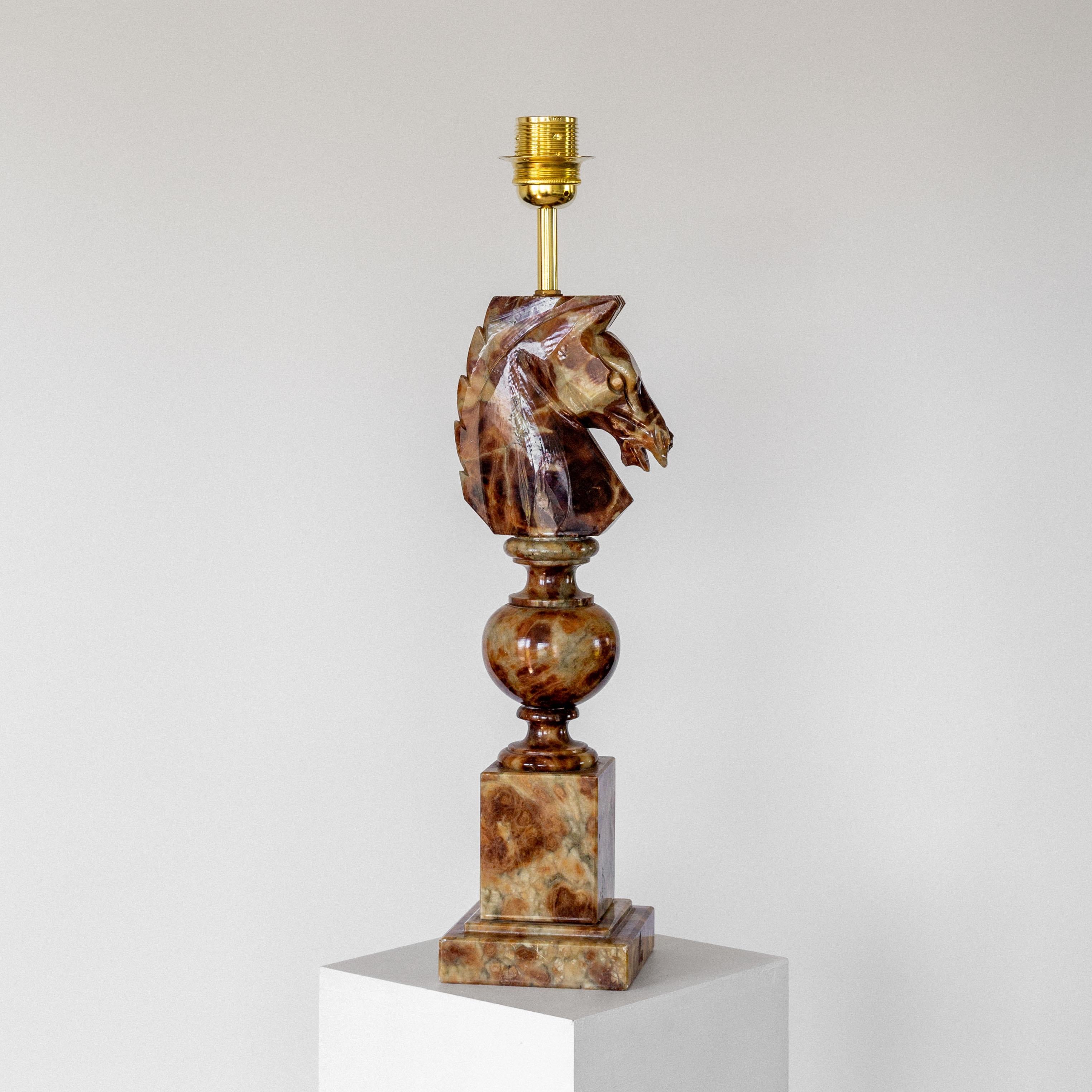 Intagliato a mano Grande lampada da tavolo italiana a testa di cavallo in alabastro intagliata a mano, anni '70 in vendita