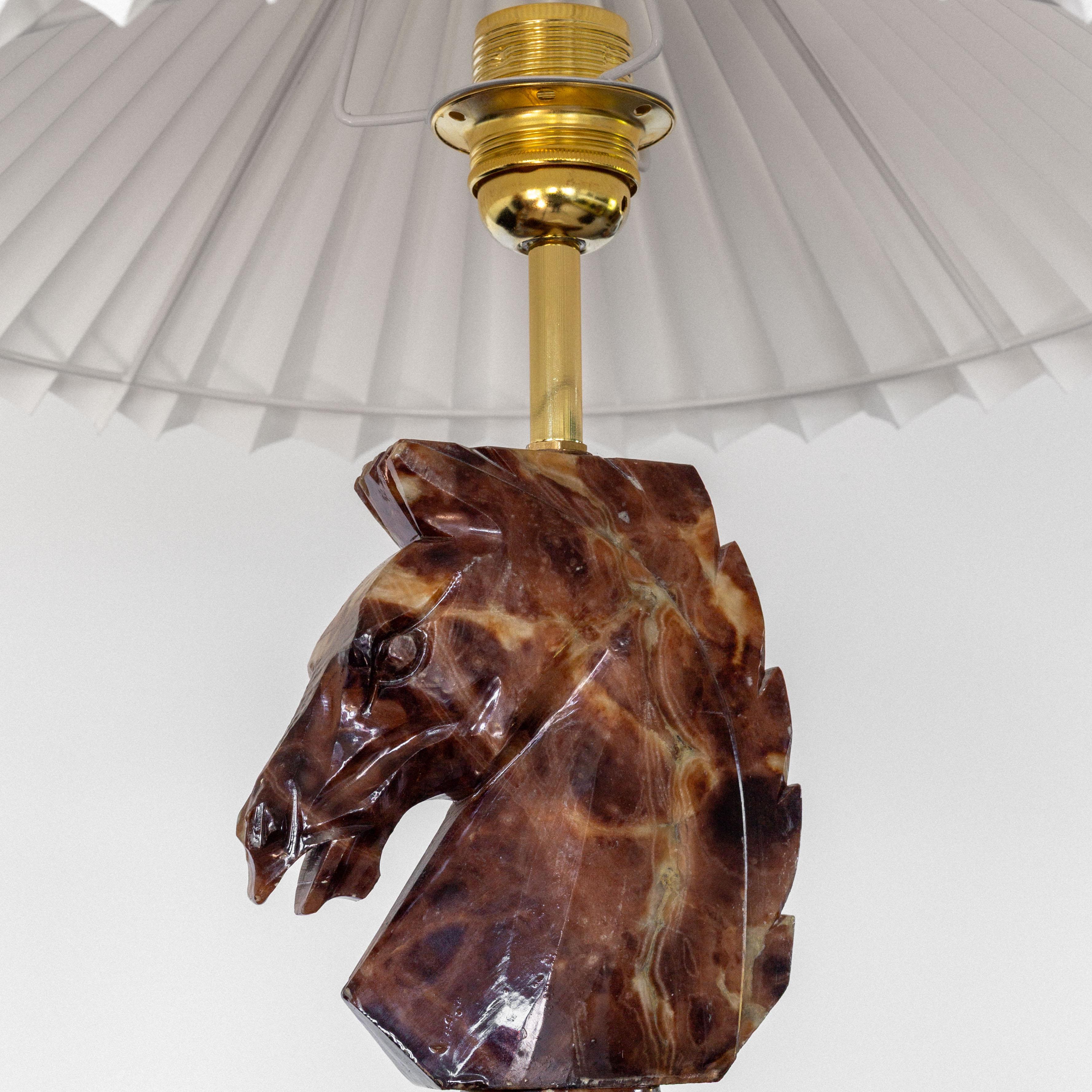 Grande lampada da tavolo italiana a testa di cavallo in alabastro intagliata a mano, anni '70 In condizioni buone in vendita a Stockholm, SE