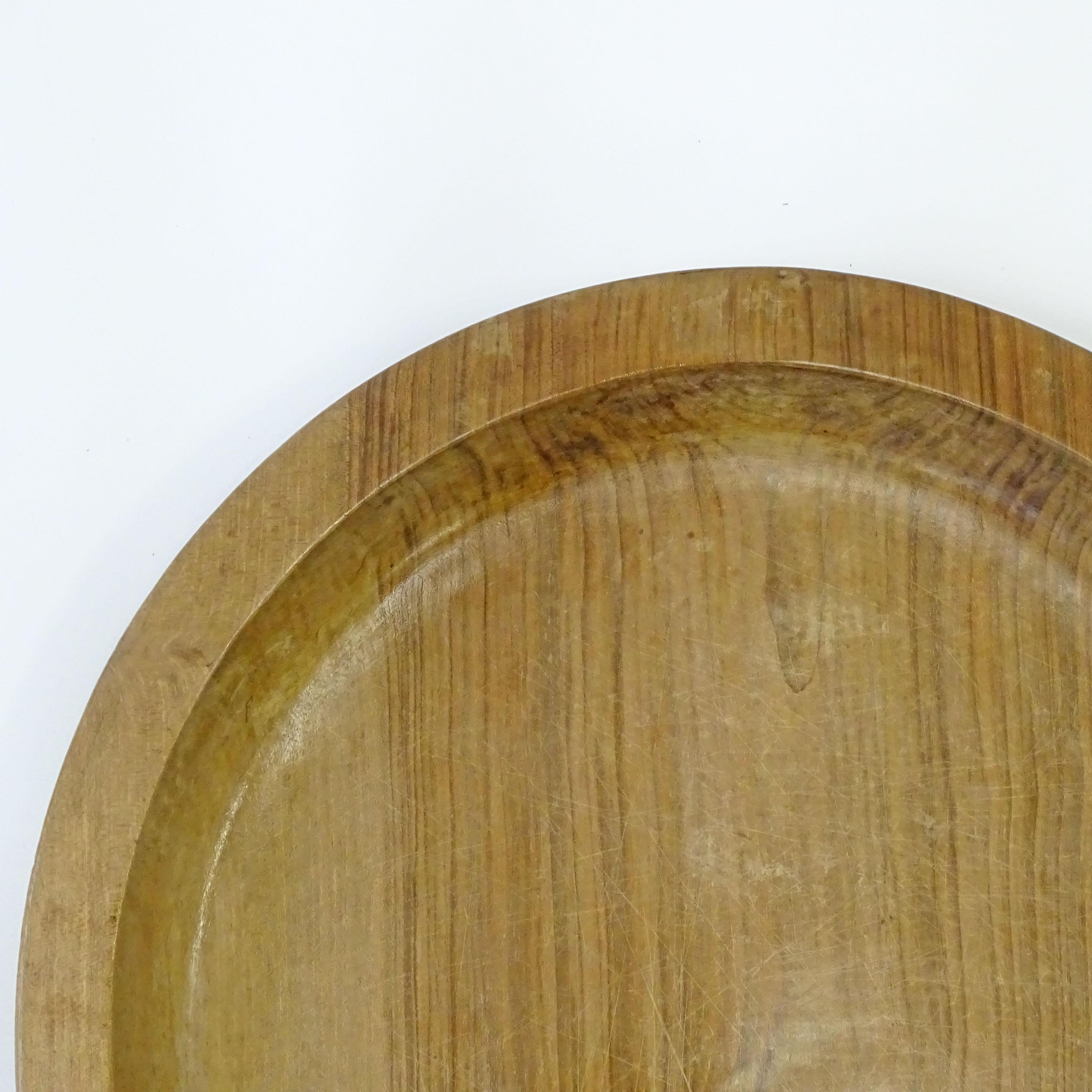 Arte popolare Grande piatto da centro in legno Art Carved, intagliato a mano e di grandi dimensioni in vendita
