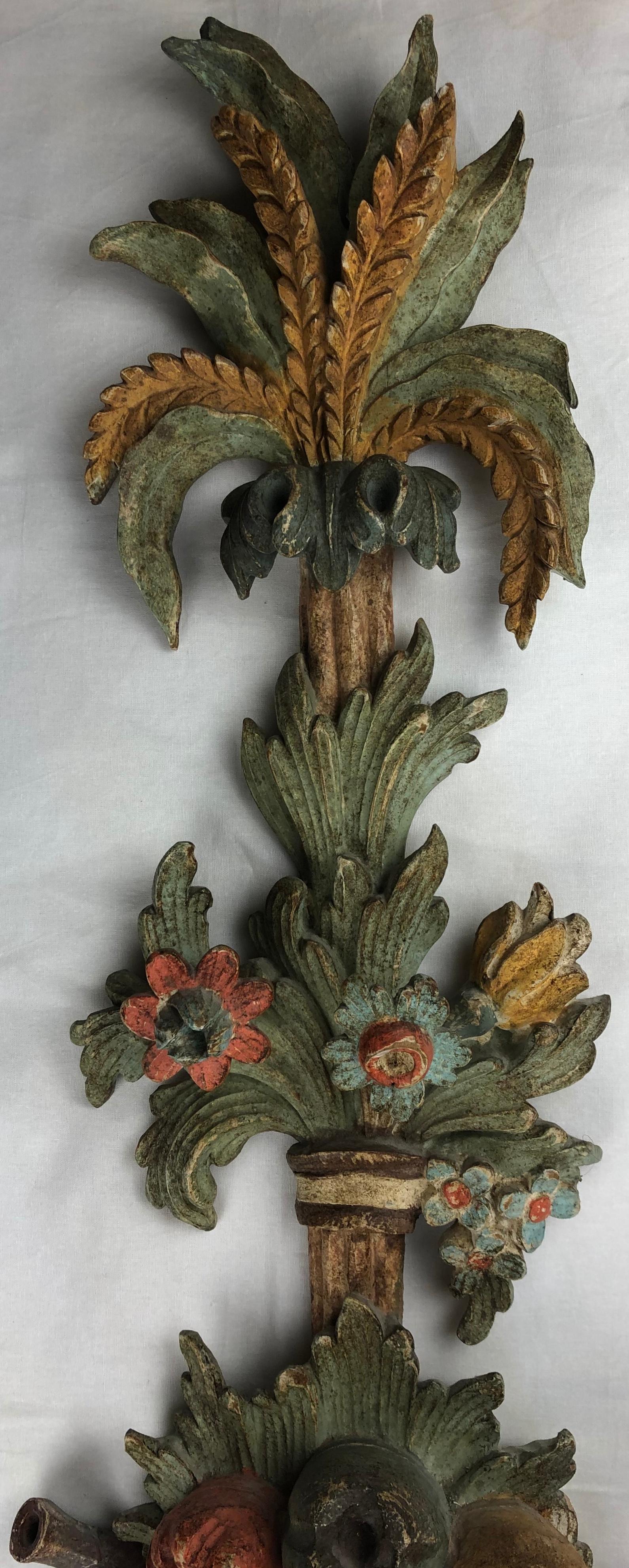 Beautiful sconce, with remarkable floral and foliage designs and details. The wooden sconce is hand carved and probably dates from the 1930s-1940s.

Recently rewired and in perfect working condition. 

Measures: 39 3/4
