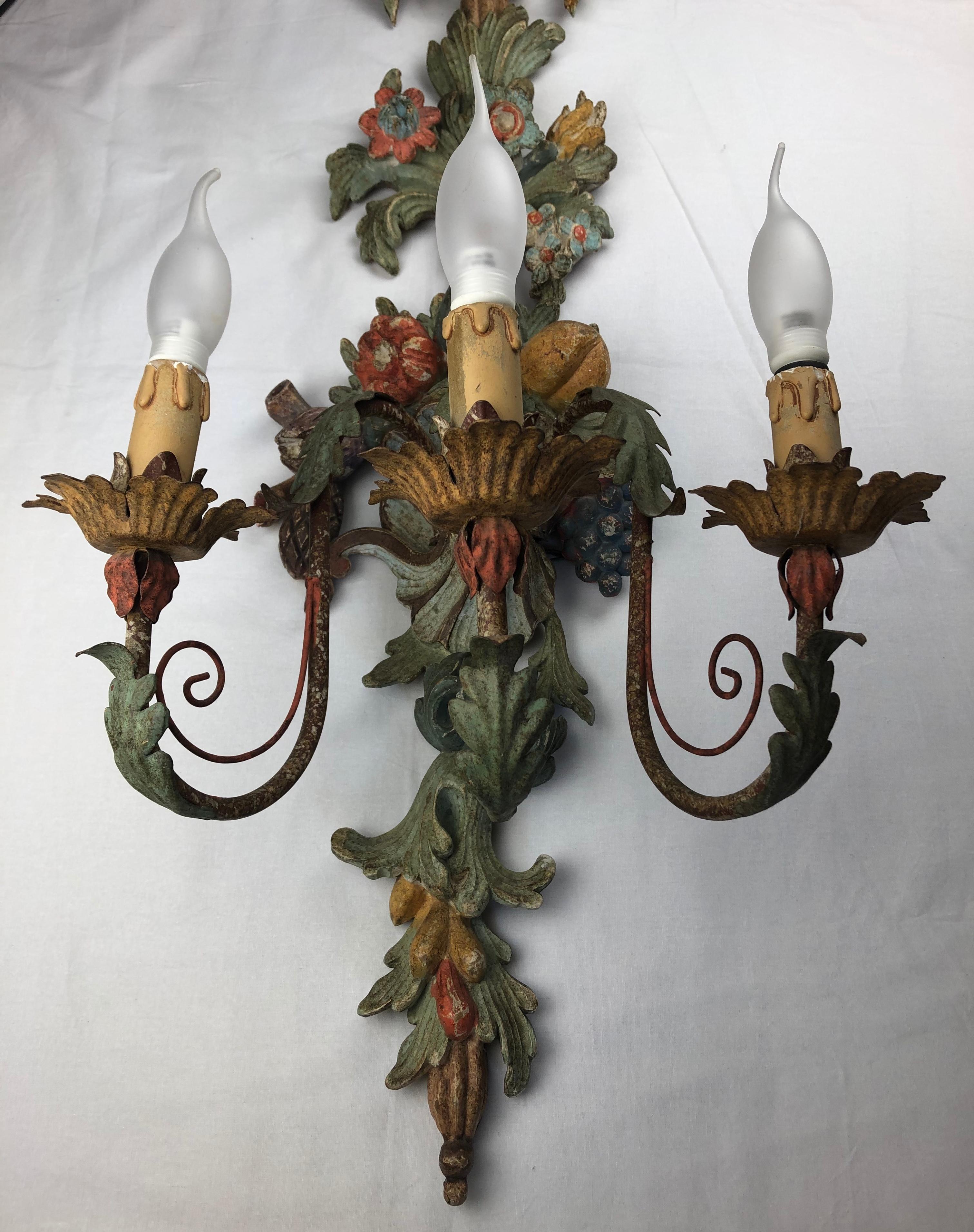 Large Italian Renaissance Hand Carved Wall Sconce  In Good Condition For Sale In Miami, FL