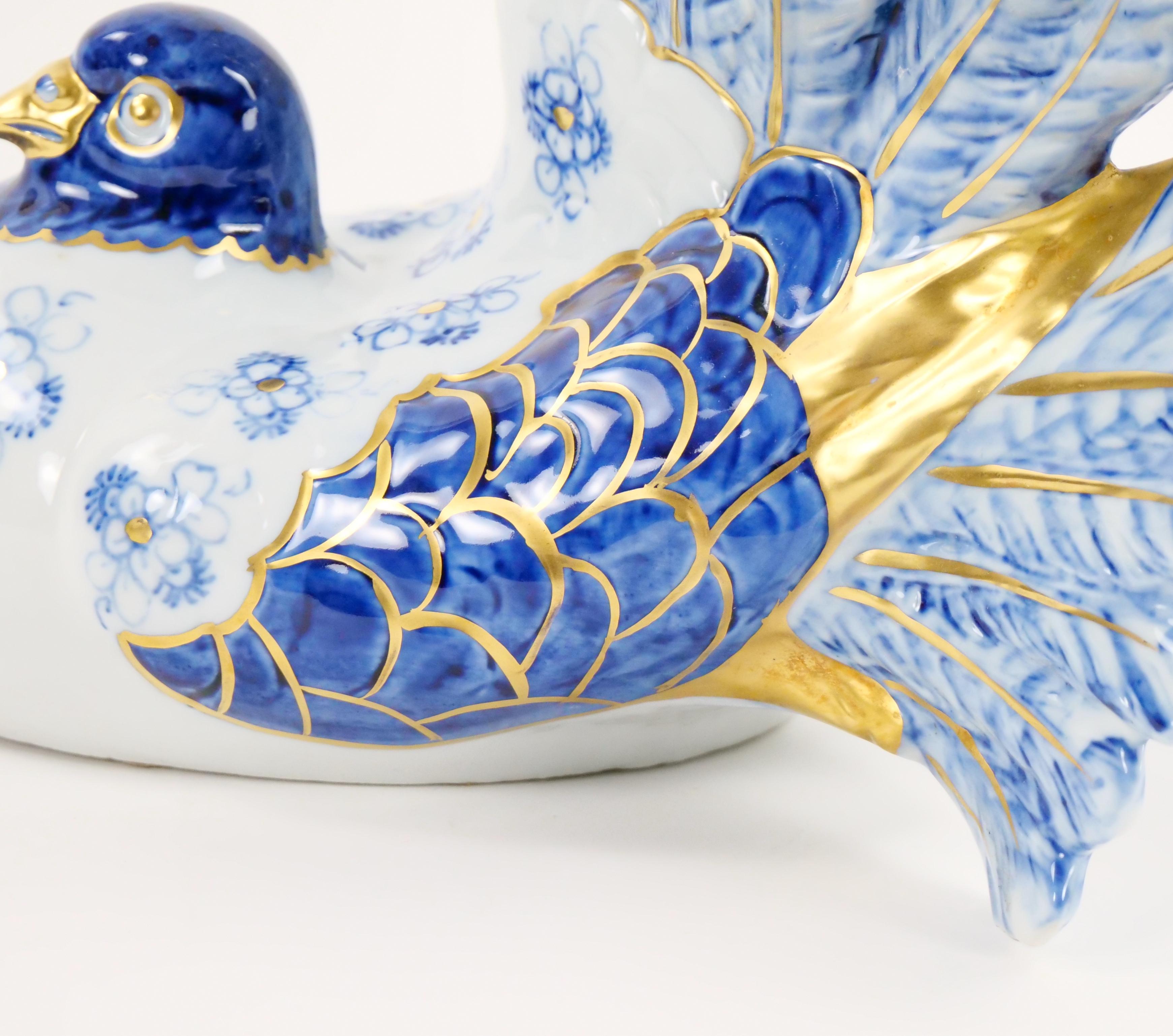 Porcelaine Grandes figurines italiennes peintes et dorées en porcelaine polychrome avec oiseaux colombes en vente