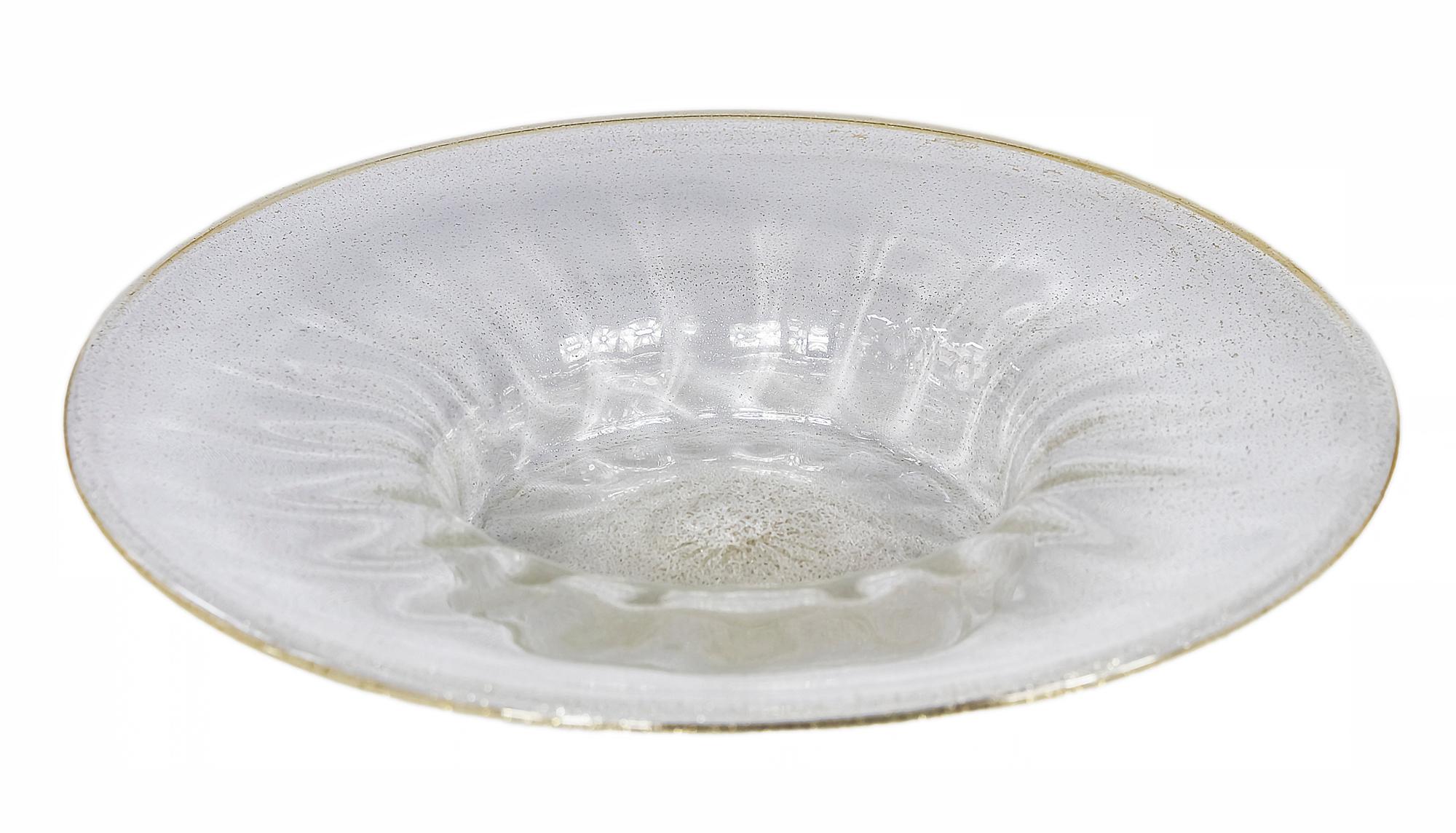 Centre de table en verre de Murano vintage du milieu du siècle dernier, fabriqué à la main en Italie, en verre transparent avec de la poussière d'or à l'intérieur.