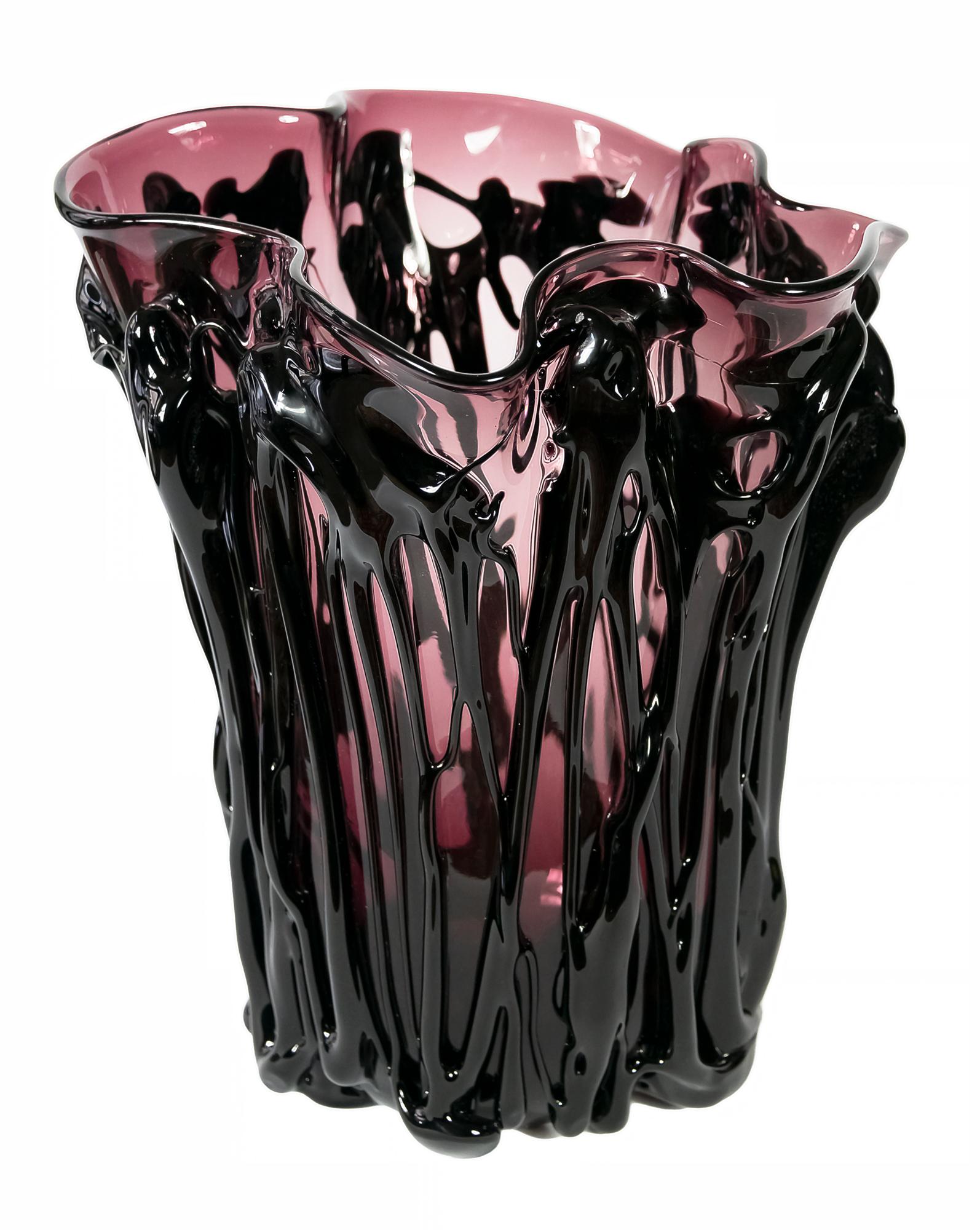 Große Vase aus italienischem Murano-Glas, handgefertigt von E. Camozzo, in asymmetrischer Form in zwei Farben - lila und schwarz.
Die Vase ist sehr schwer und massiv.
Das Gewicht beträgt 10,8 kg.
Signiert auf dem Sockel E. Camozzo.
 