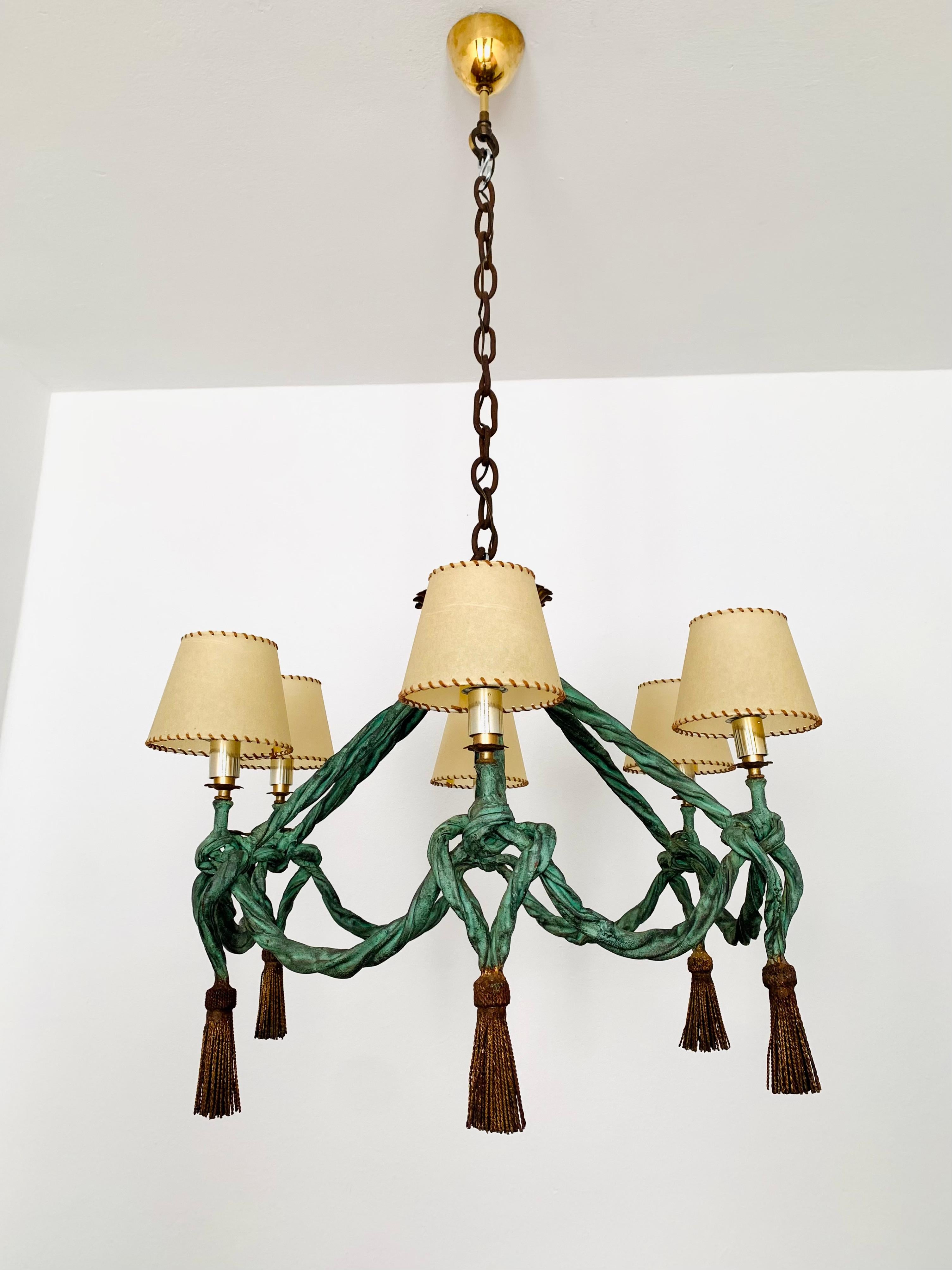 Exceptional decorative brutalistic chandelier from the 1960s.
Wonderful design and high -quality craftsmanship.
A warm light is created.

Condition:

Very good vintage condition with slight signs of wear.
The hand -forged chain has a beautiful rusty