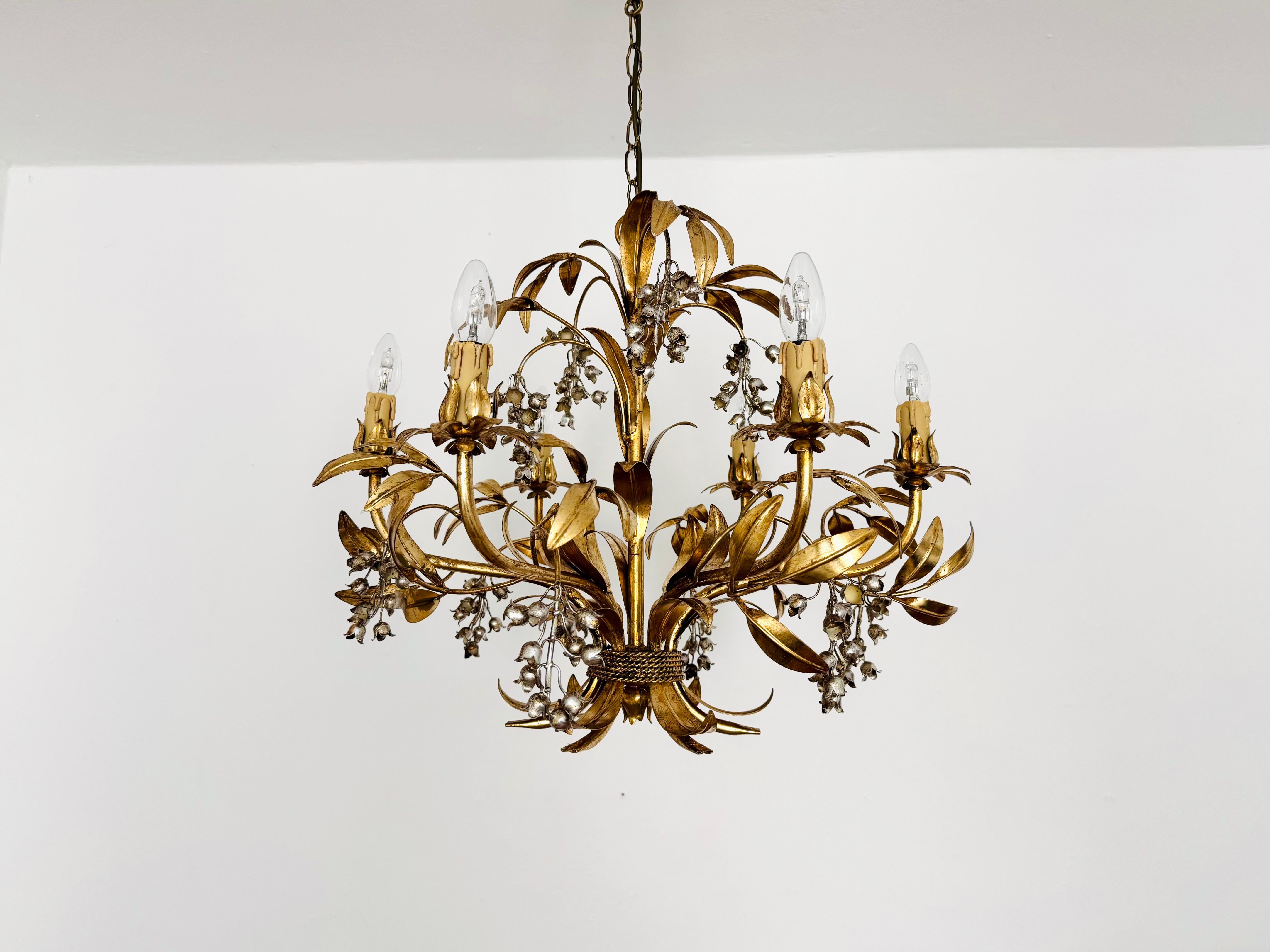 Grande e straordinario lampadario decorativo degli anni '60.
Un design meraviglioso e una lavorazione di alta qualità.
Si crea una luce calda.

Design/One: Hans Kögl

Condizioni:

Condizioni vintage molto buone con lievi segni di usura.

Le immagini