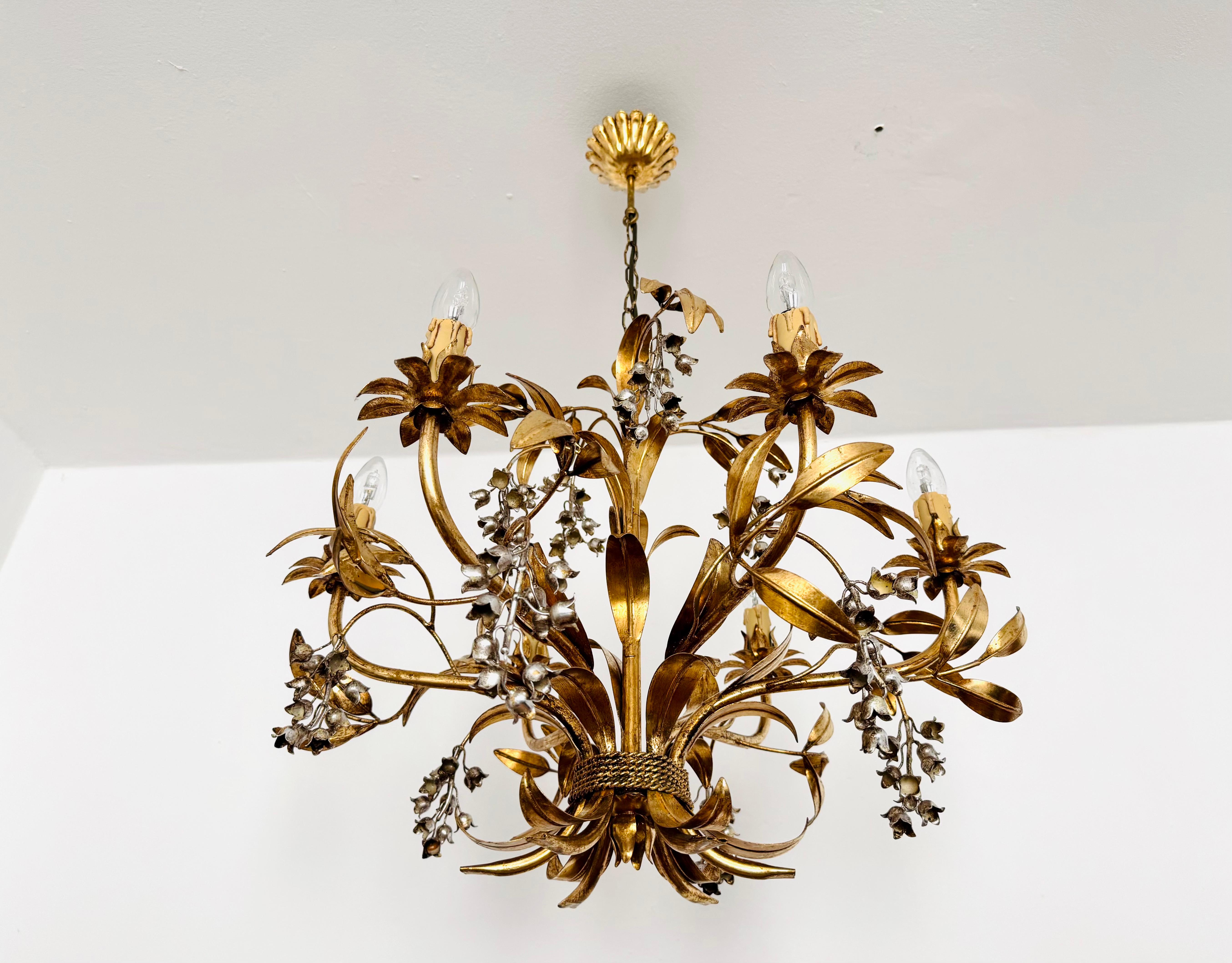 Italiano Grande lampadario italiano Hollywood Regency di Hans Kögl in vendita