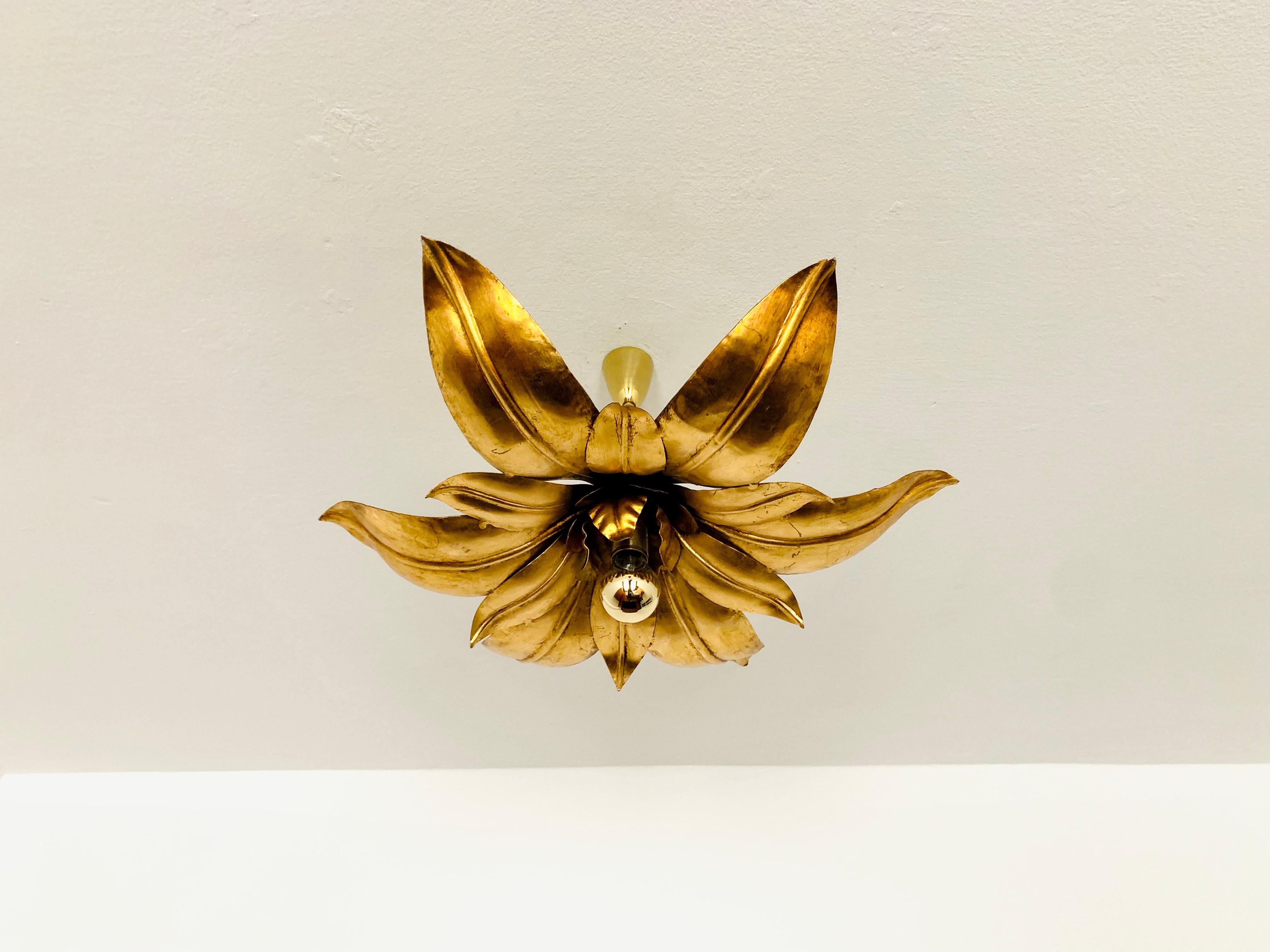 Exceptionally decorative ceiling lamp from the 1970s.
Great design and high-quality workmanship.
The golden leaves and the patterned glass create a very elegant light.

Condition:

Very good vintage condition with slight signs of age-related