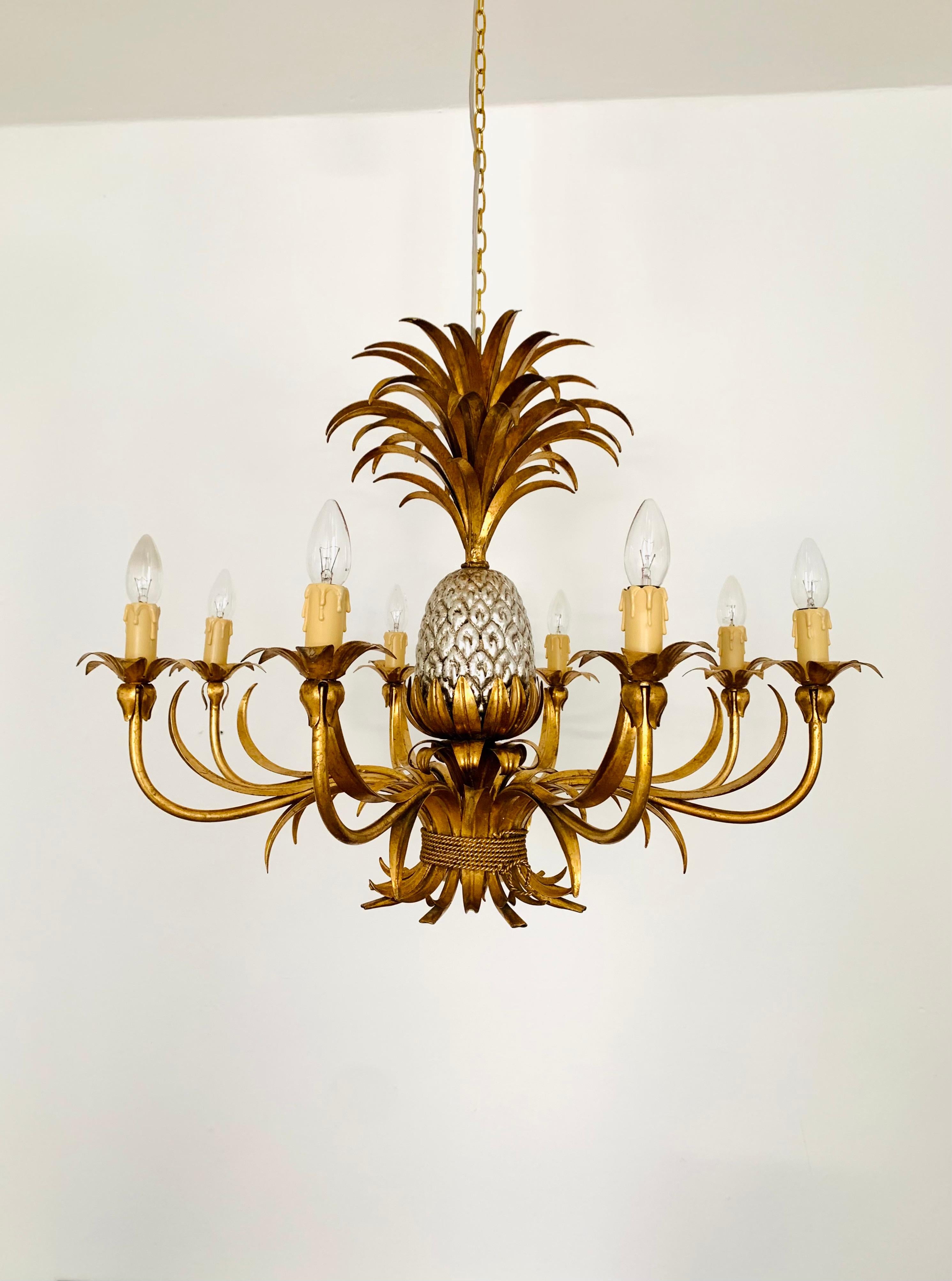 Exceptional decorative and very large chandelier from the 1960s.
Wonderful design and quality craftsmanship.
A warm light is created.

Design: Hans Kögl

Condition:

Very good vintage condition with slight signs of age-related wear.

The pictures