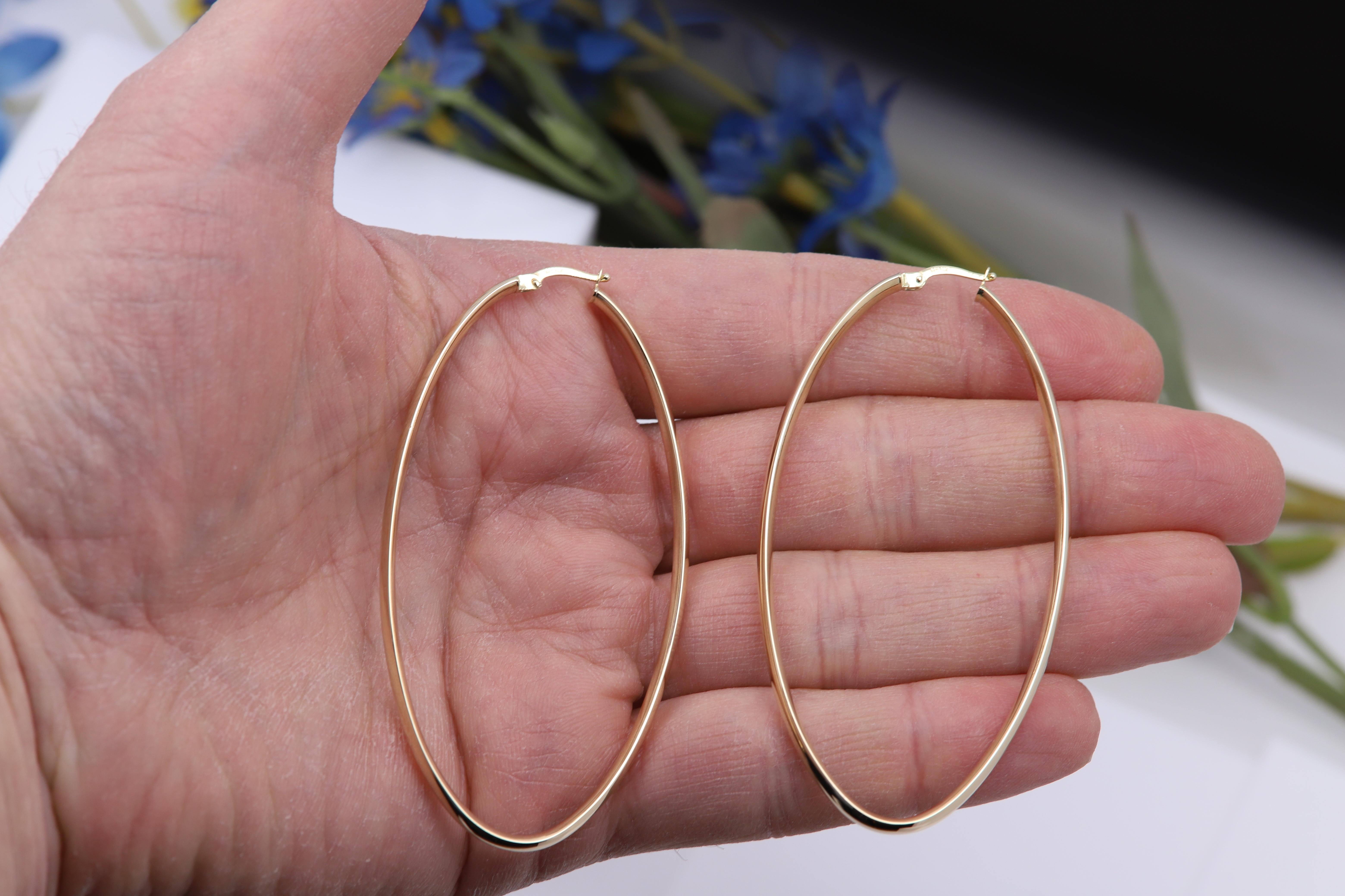 Made in Italy Earrings !
Real 14k Gold
Large Oval shape - 3' Inch Tall
Trendy modern look.
weight is 4.30 grams total.
Real 14k Yellow Gold.
approx size: 3' inch high, and 1.5' of an inch wide
in mm measurements it is 74mm high and 40mm